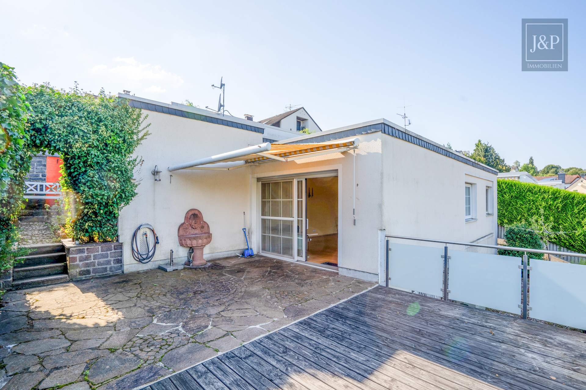 Perfektes Familienzuhause! Haus im Bungalowstiel mit viel Platz in idyllischer Landschaft - Terrasse