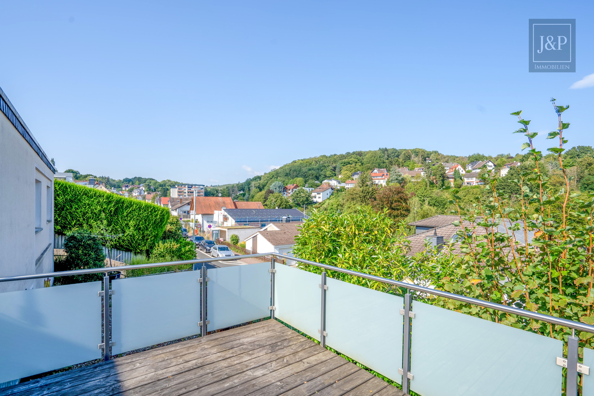 Perfektes Familienzuhause! Haus im Bungalowstiel mit viel Platz in idyllischer Landschaft - Terrasse