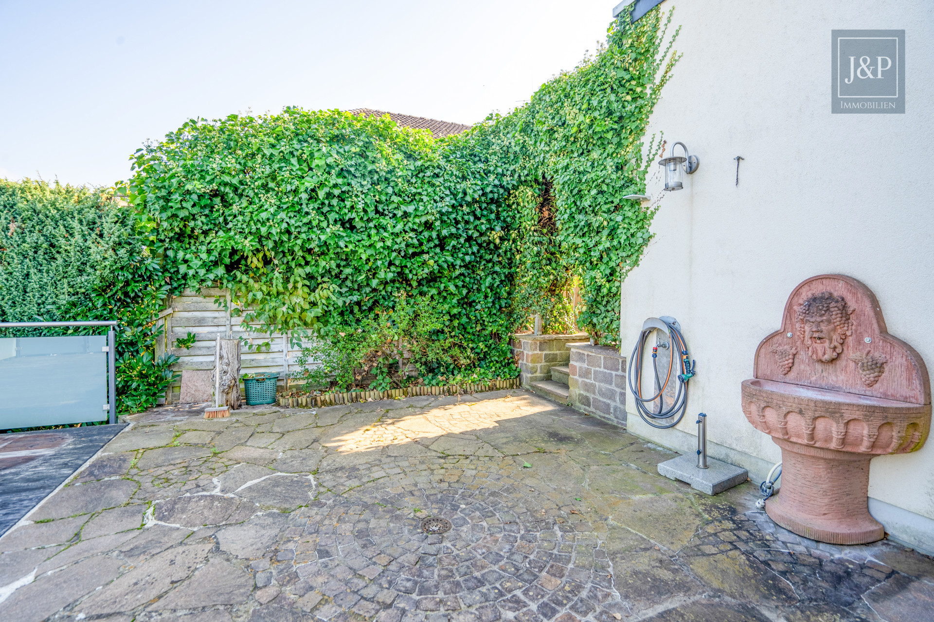 Perfektes Familienzuhause! Haus im Bungalowstiel mit viel Platz in idyllischer Landschaft - Terrasse