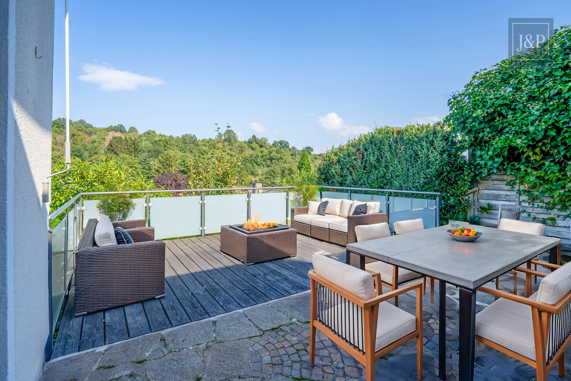 Perfektes Familienzuhause! Haus im Bungalowstiel mit viel Platz in idyllischer Landschaft - Terrasse (gestaged)