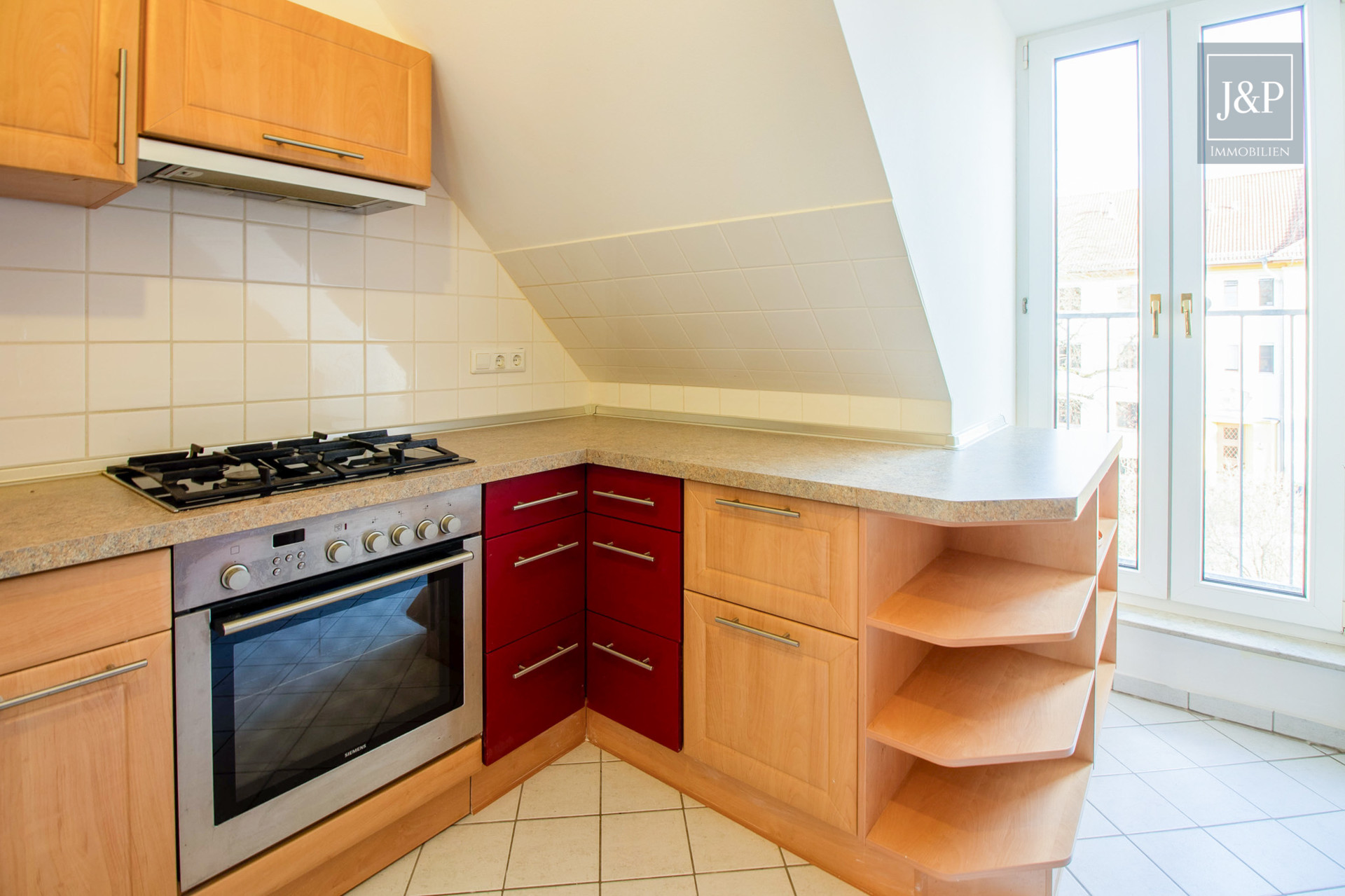 Reserviert! Helle und großzügige 3-Zimmer-Wohnung mit Balkon in ruhiger und zentraler Lage! - Küche