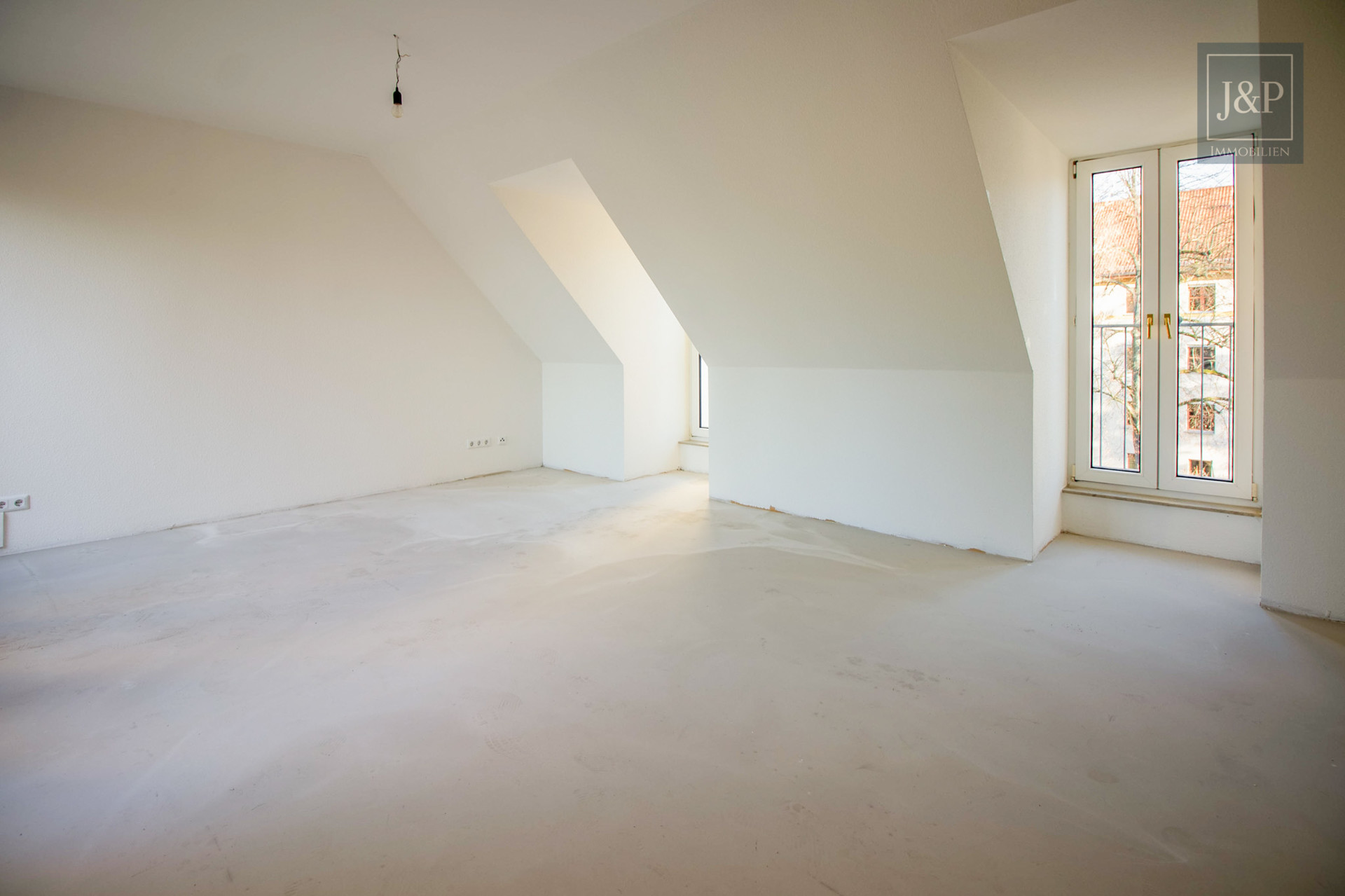 Reserviert! Helle und großzügige 3-Zimmer-Wohnung mit Balkon in ruhiger und zentraler Lage! - Wohnzimmer