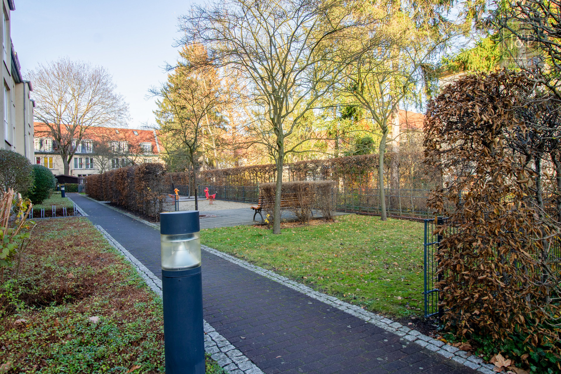 Reserviert! Helle und großzügige 3-Zimmer-Wohnung mit Balkon in ruhiger und zentraler Lage! - Außenanlage