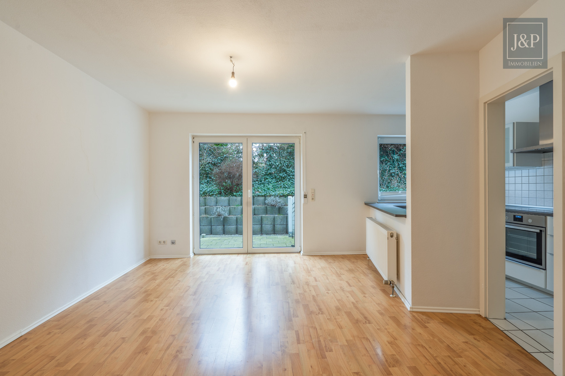 RESERVEIRT - Einzigartige Maisonette mit Gäste-WC, Gartenzugang (400qm) + TG-Stellplatz - Wohnzimmer