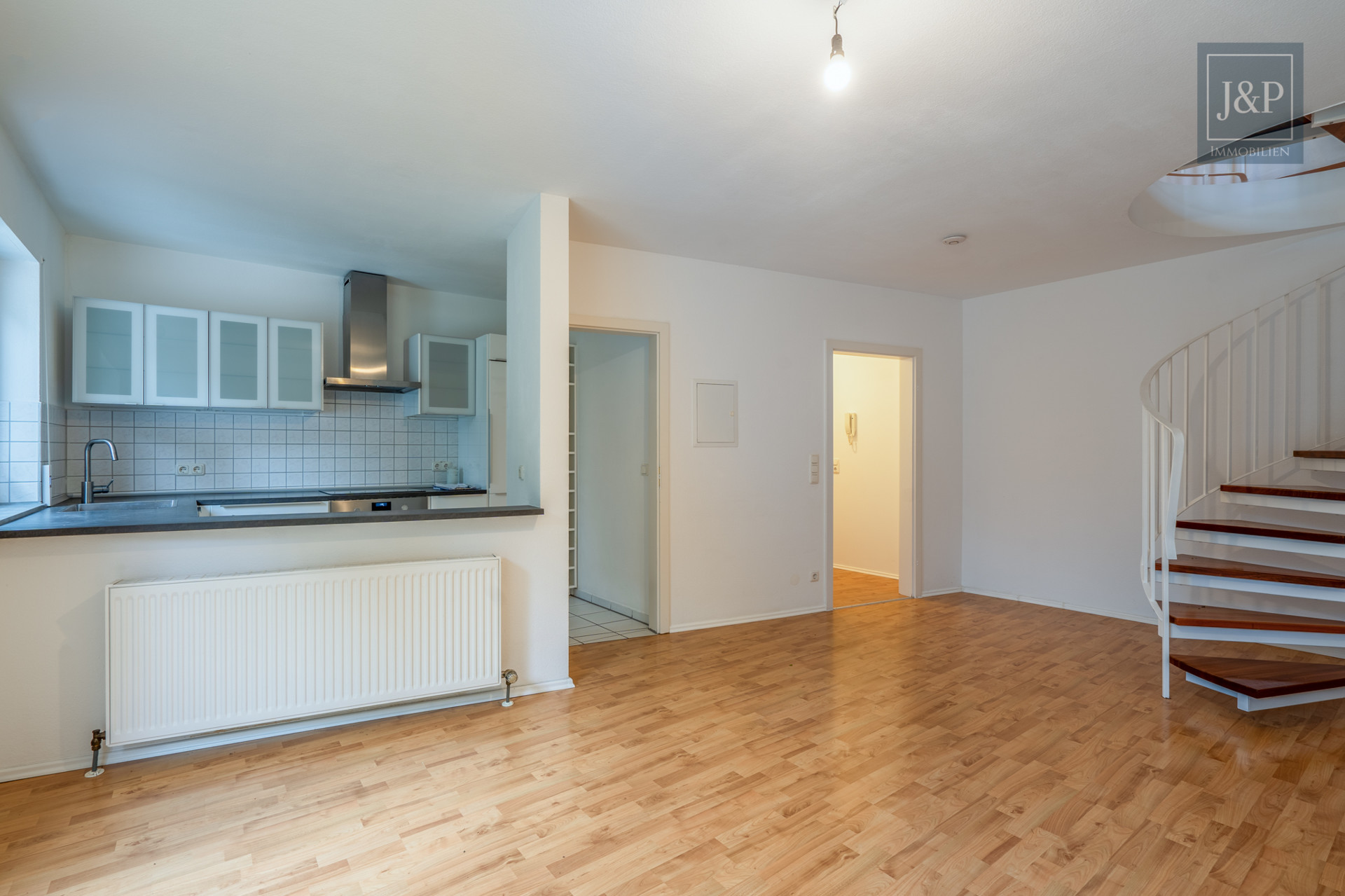 RESERVEIRT - Einzigartige Maisonette mit Gäste-WC, Gartenzugang (400qm) + TG-Stellplatz - Wohnzimmer