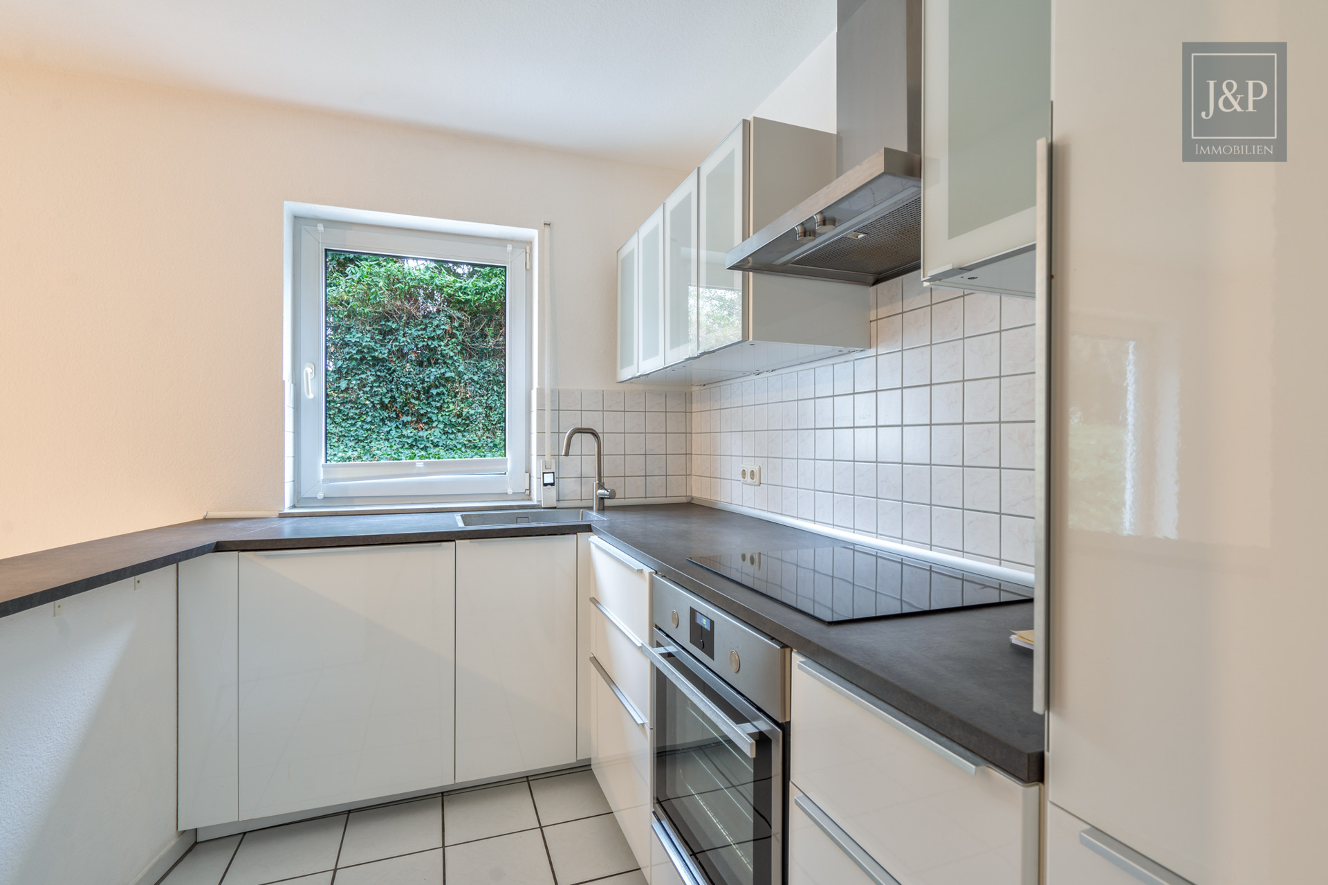 RESERVEIRT - Einzigartige Maisonette mit Gäste-WC, Gartenzugang (400qm) + TG-Stellplatz - Küche