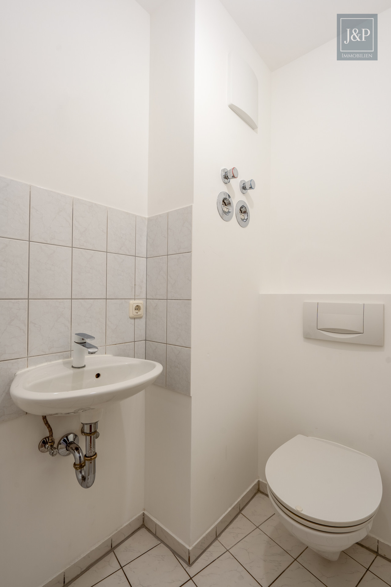 RESERVEIRT - Einzigartige Maisonette mit Gäste-WC, Gartenzugang (400qm) + TG-Stellplatz - Gäste-WC