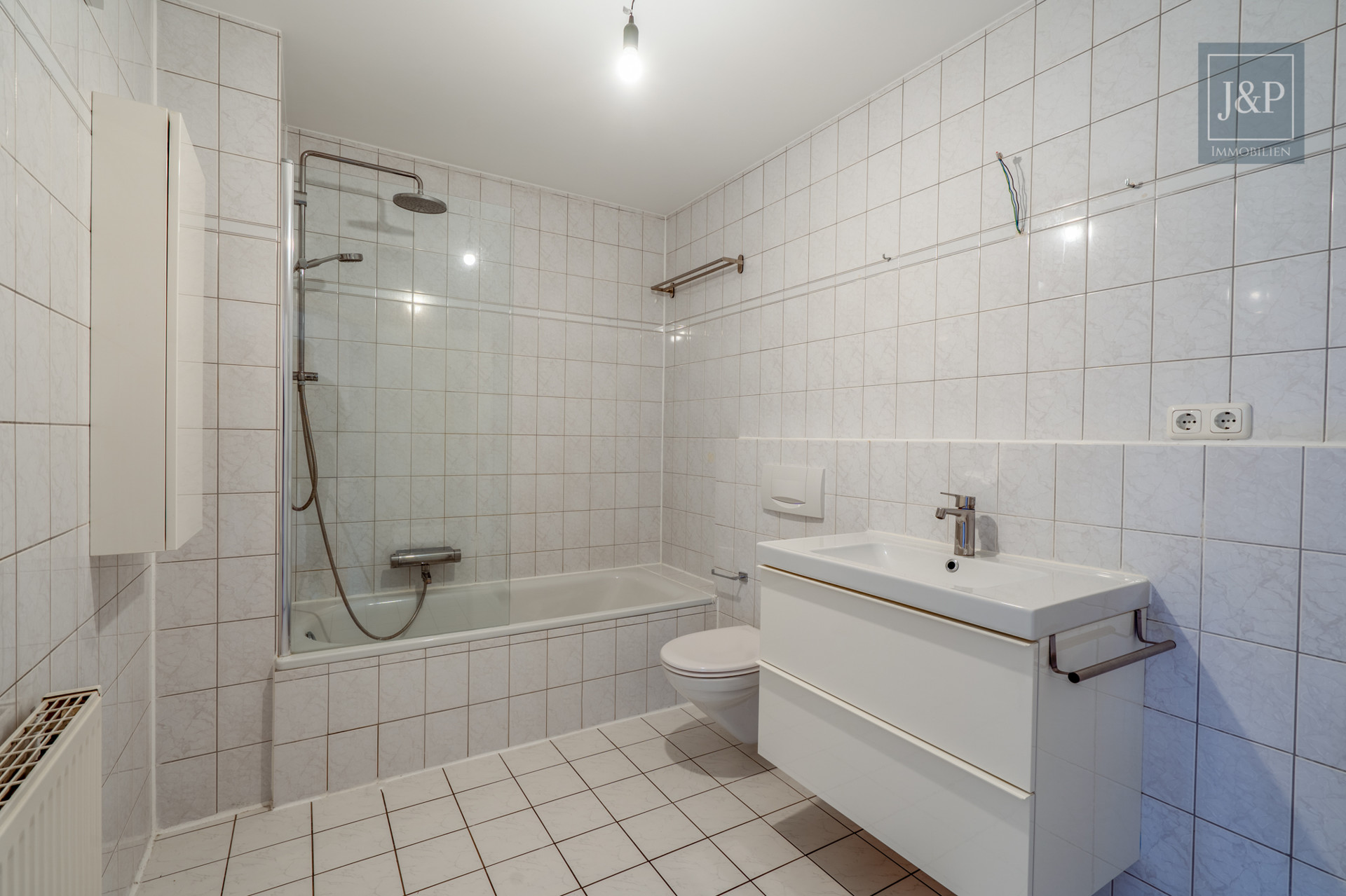 RESERVEIRT - Einzigartige Maisonette mit Gäste-WC, Gartenzugang (400qm) + TG-Stellplatz - Badezimmer