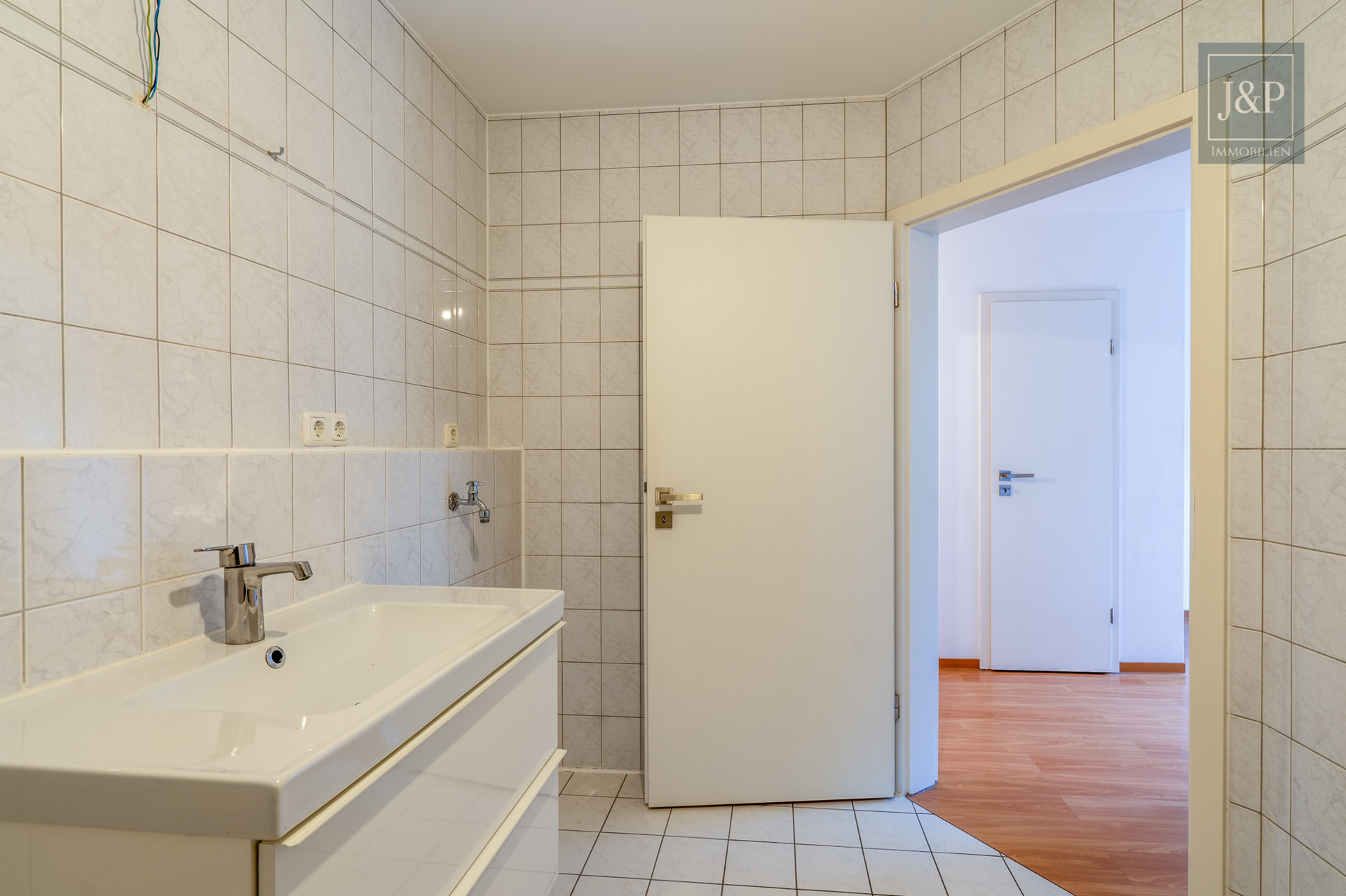 RESERVEIRT - Einzigartige Maisonette mit Gäste-WC, Gartenzugang (400qm) + TG-Stellplatz - Badezimmer