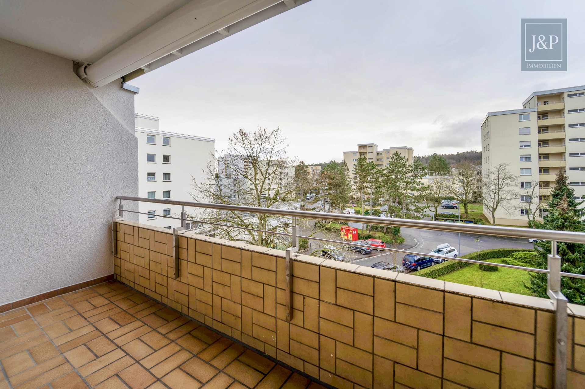 Wohnen mit Weitblick: Helle 3,5-Zimmer-Wohnung mit Balkon und Blick ins Grüne - Balkon