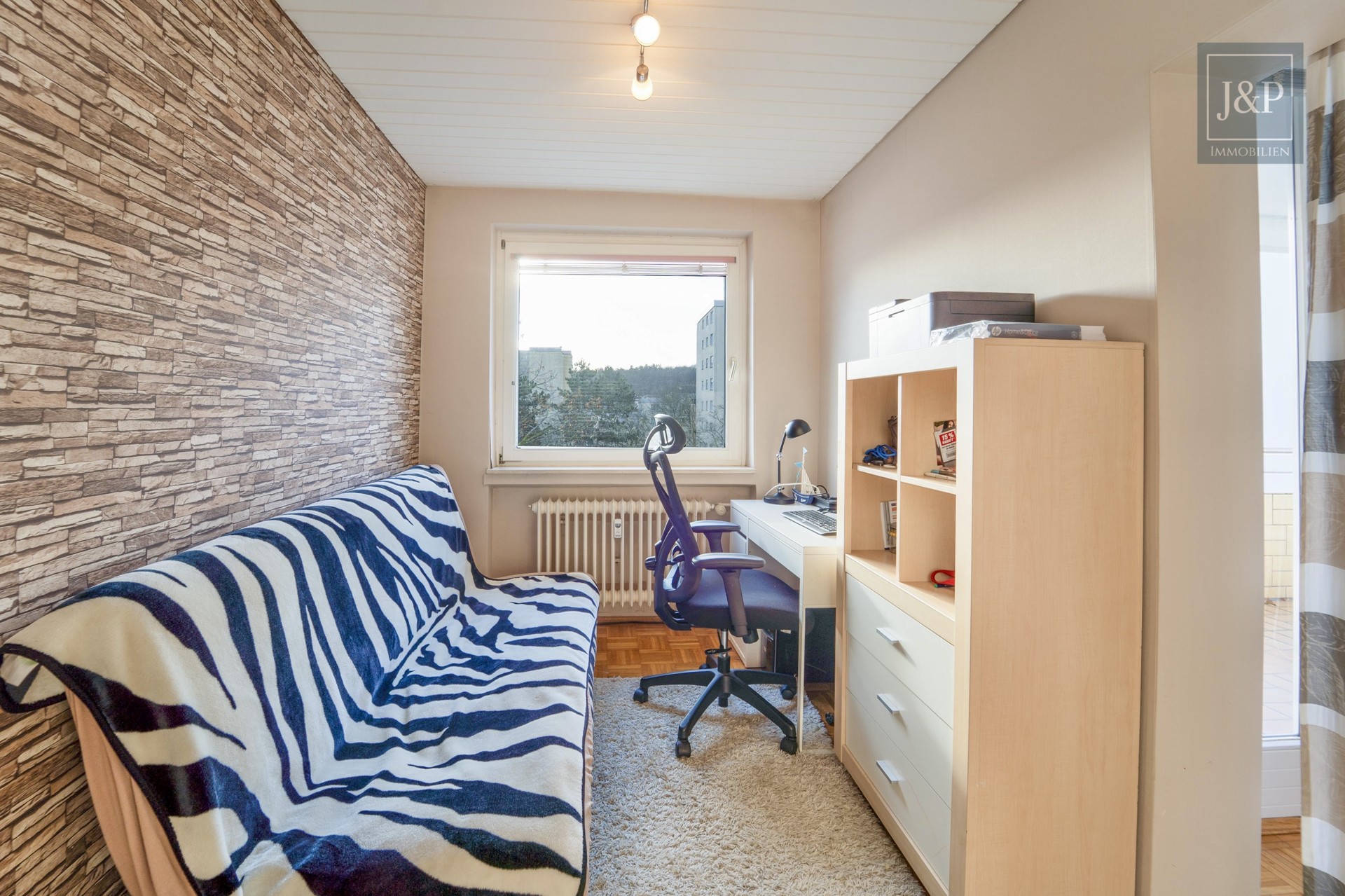 Wohnen mit Weitblick: Helle 3,5-Zimmer-Wohnung mit Balkon und Blick ins Grüne - Esszimmer/ Büro