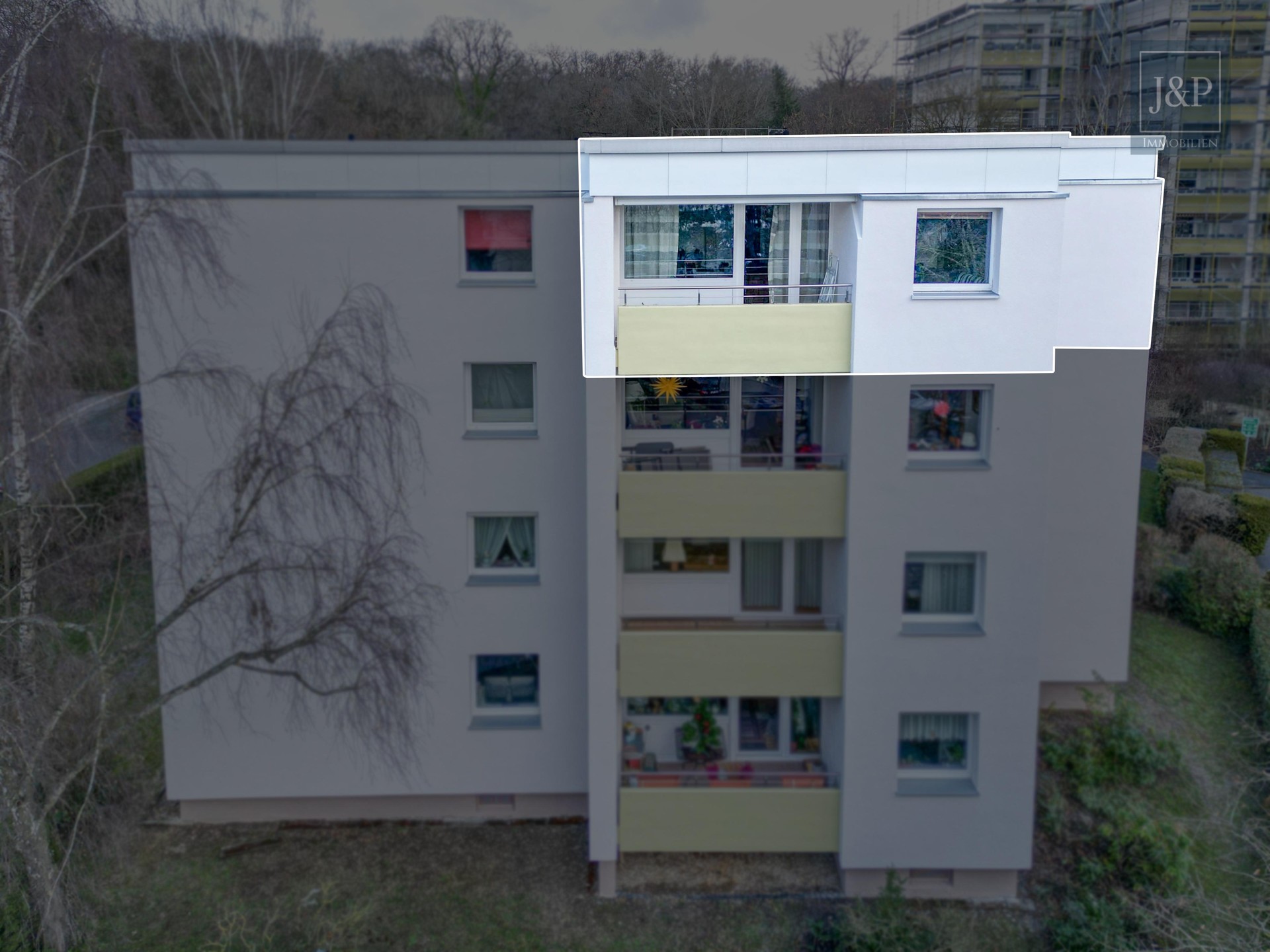 Wohnen mit Weitblick: Helle 3,5-Zimmer-Wohnung mit Balkon und Blick ins Grüne - Außenansicht