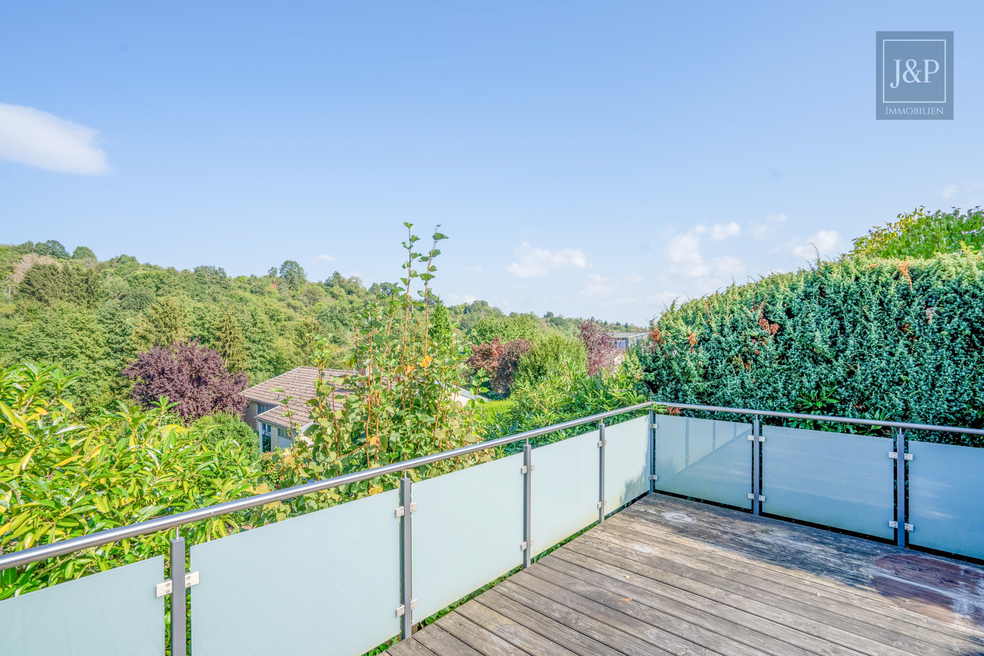 Baulich saniertes Eigenheim mit Panoramaterrasse in idyllischer, familienfreundlicher Nachbarschaft. - Terrasse