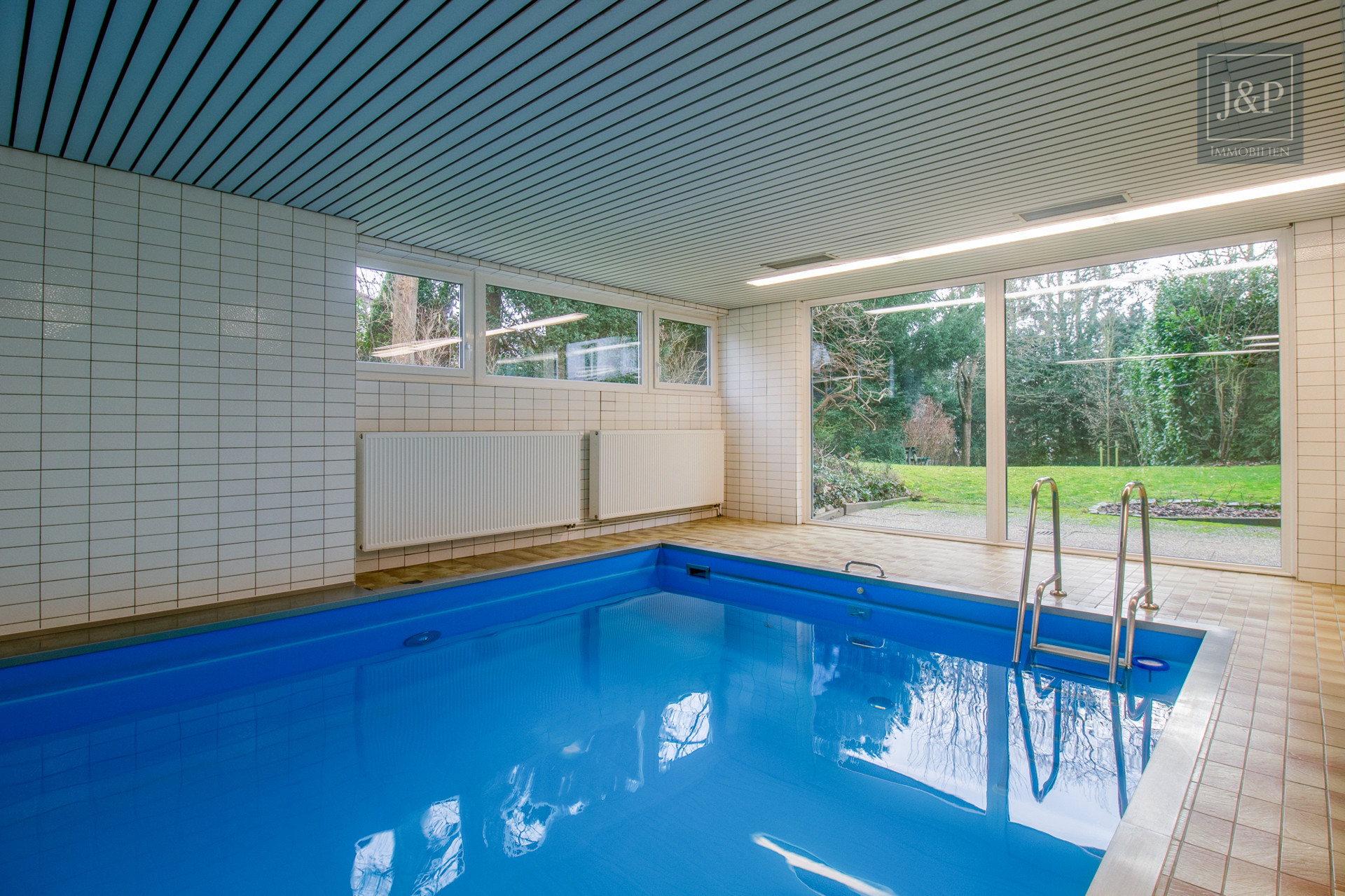 Reserviert! - Komplett sanierte Eigentumswohnung am Bad Homburger Kurpark mit Pool, Sauna & gepflegten Gartenbereich - Poolbereich
