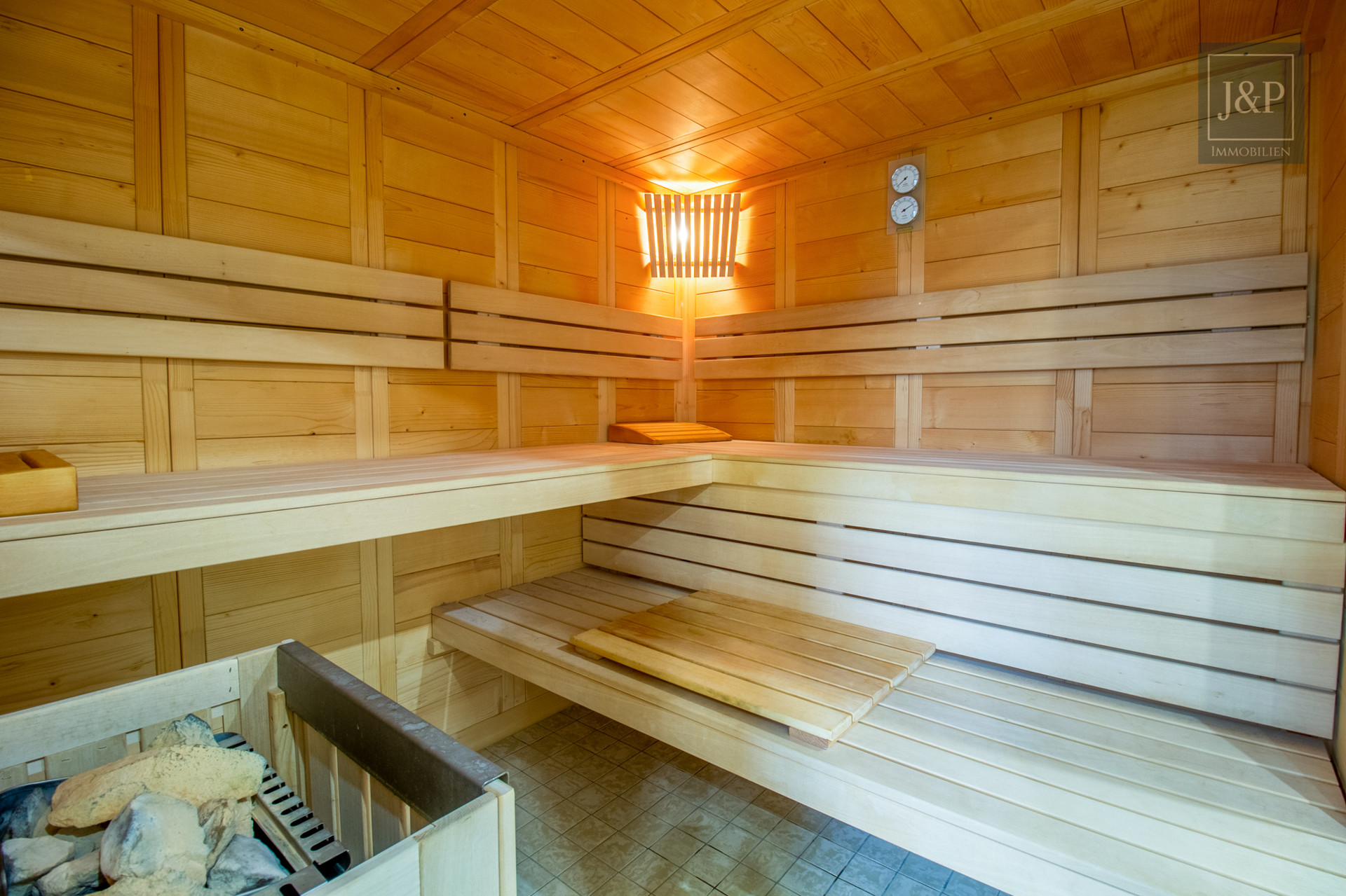 Reserviert! - Komplett sanierte Eigentumswohnung am Bad Homburger Kurpark mit Pool, Sauna & gepflegten Gartenbereich - Sauna