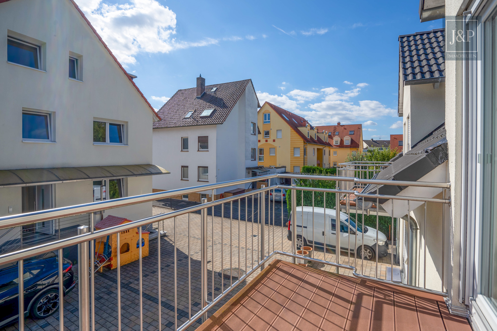 Traumhaftes Zweifamilienhaus mit 2 vermieteten Doppelhaushälften im Herzen von Maintal - 9b Balkon 1.DG