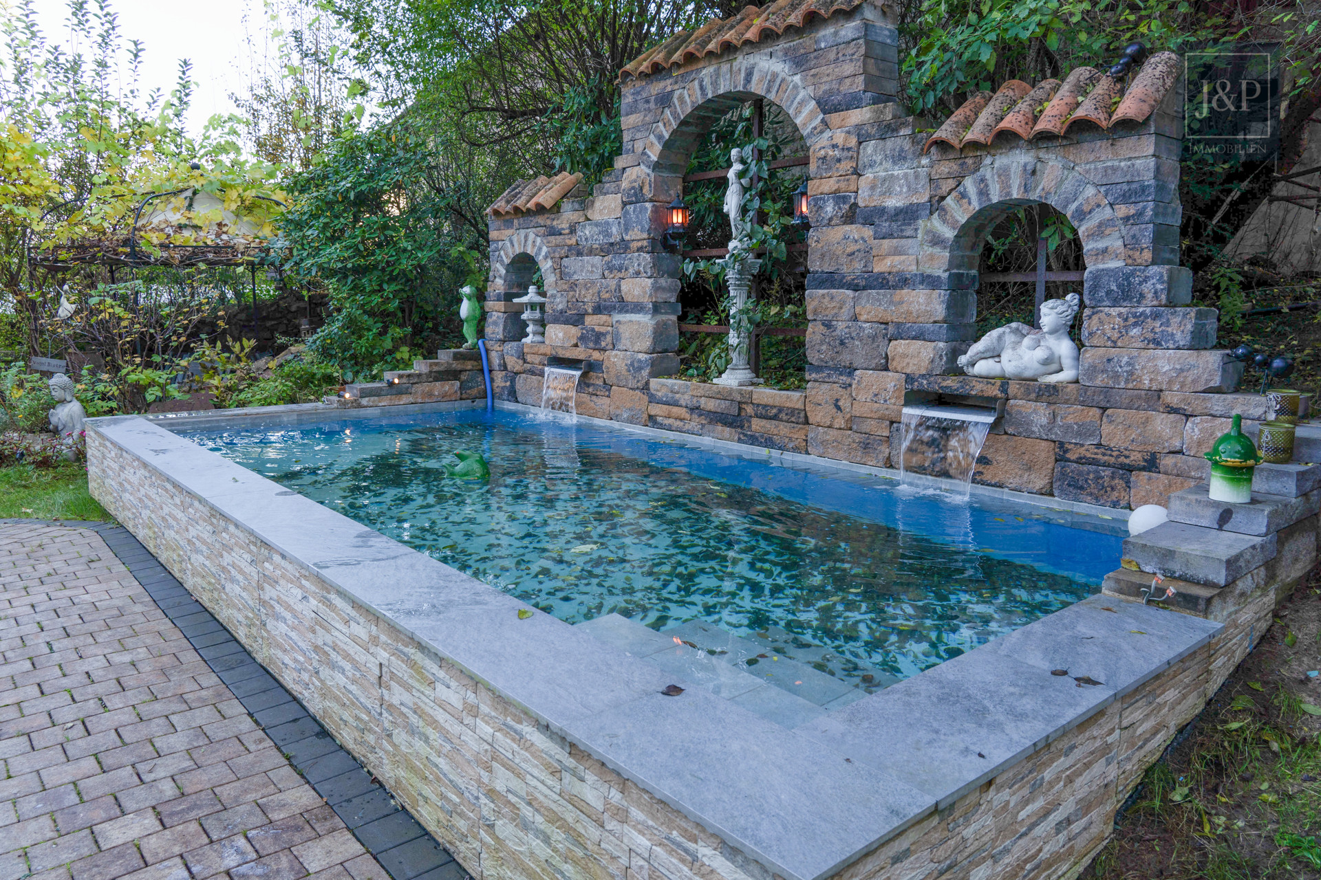 Naturparadies am Waldrand: Freistehendes Traumhaus mit Einliegerwohnung und Pool in Hösbach - Pool