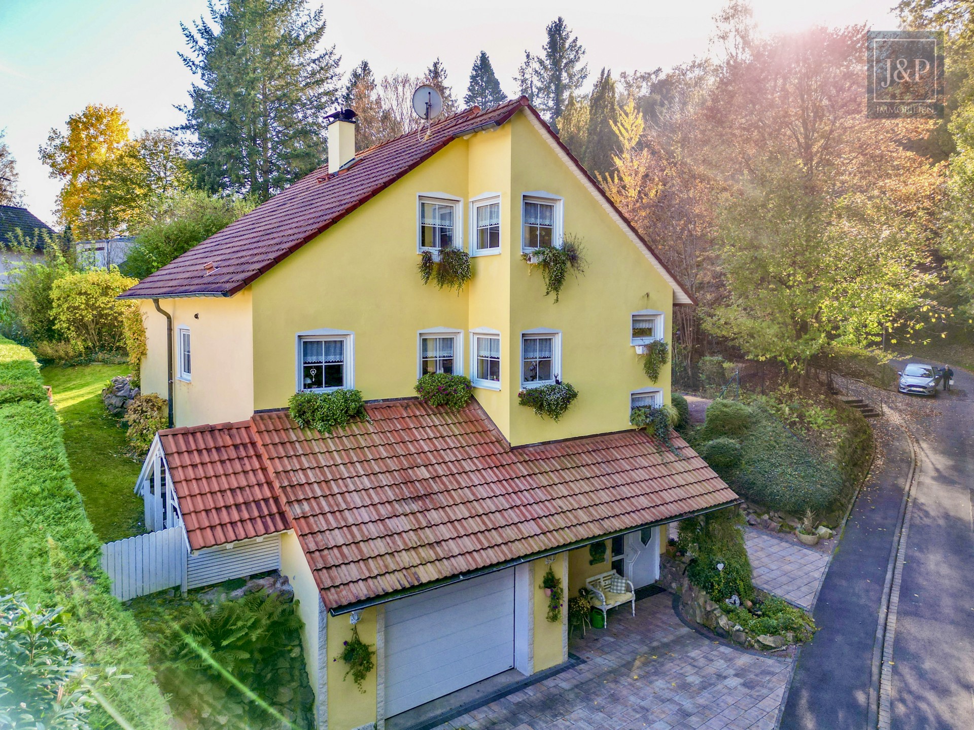 Naturparadies am Waldrand: Freistehendes Traumhaus mit Einliegerwohnung und Pool in Hösbach - Außenansicht