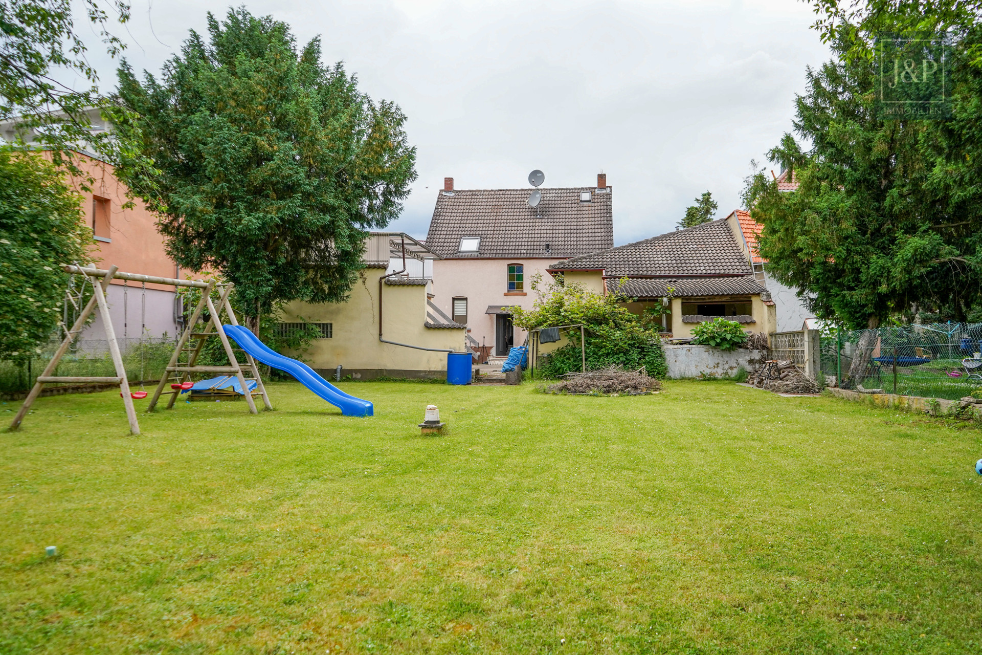 Saniertes EFH mit Vollwärmeschutz, ELW und Bauplatz. Ideal für Mehrgenerationen-Wohnen und Zusatzeinkünfte - Garten