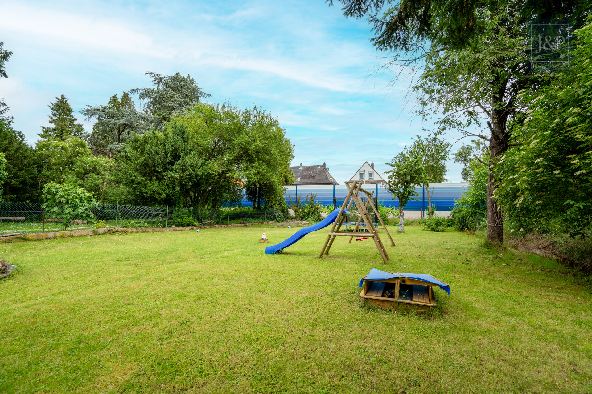 Saniertes EFH mit Vollwärmeschutz, ELW und Bauplatz. Ideal für Mehrgenerationen-Wohnen und Zusatzeinkünfte - Garten