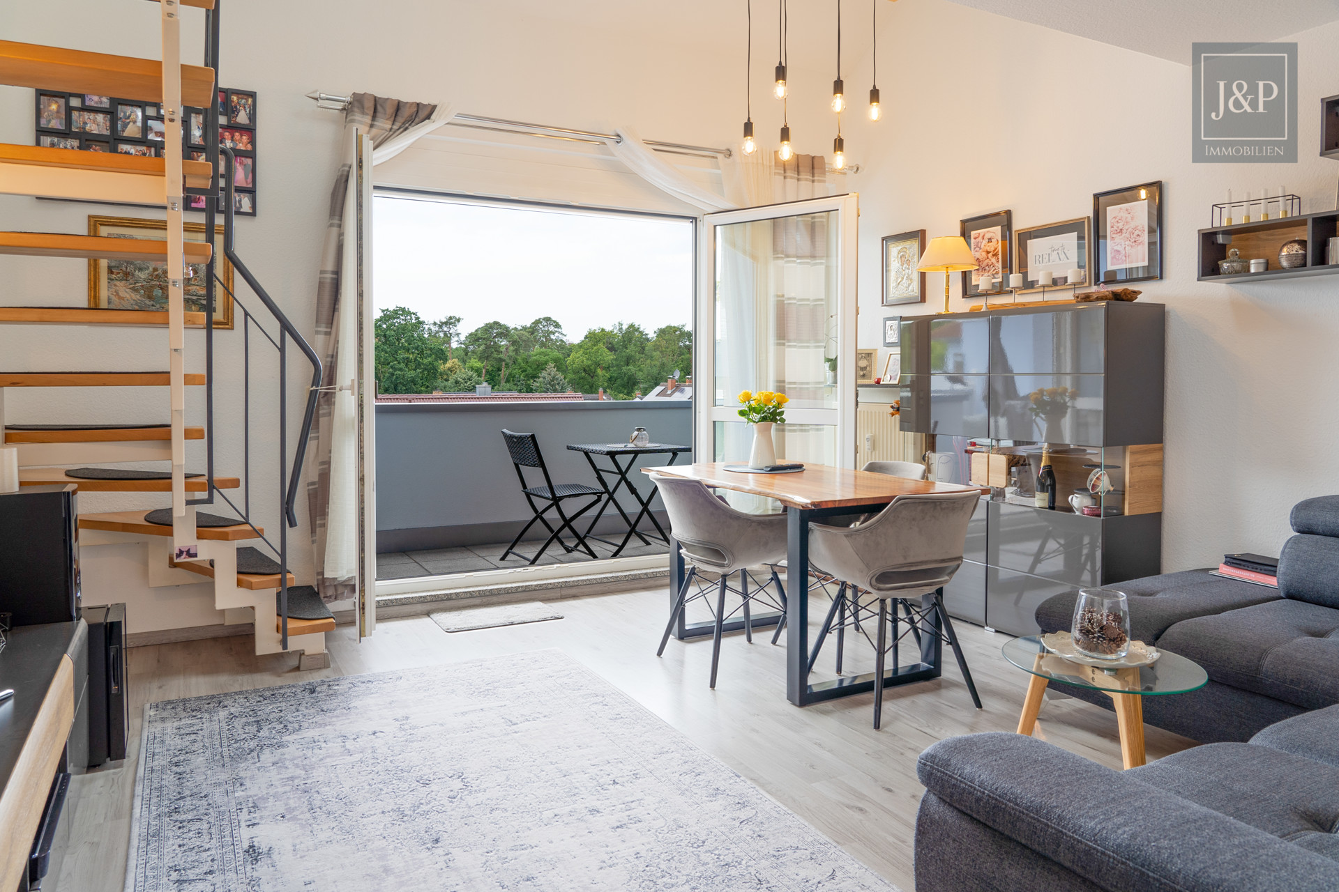 Lichtdurchflutete Maisonettewohnung mit traumhaftem Blick ins Grüne in Rüsselsheim - Wohn-/Essbereich