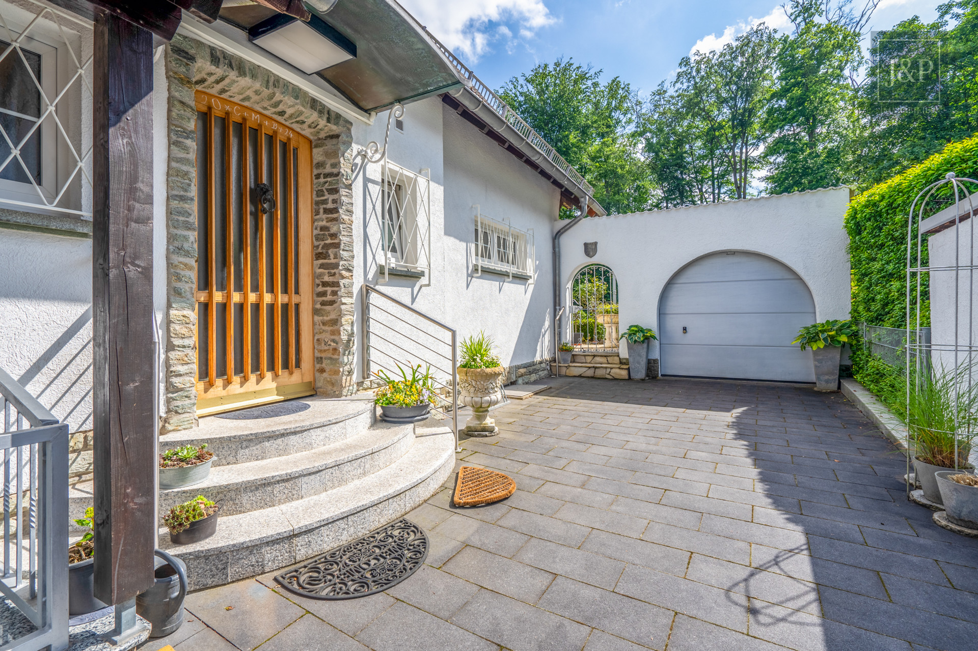 Freistehendes Einfamilienhaus in direkter Waldrandlage von Dreieich-Buchschlag! - Garage