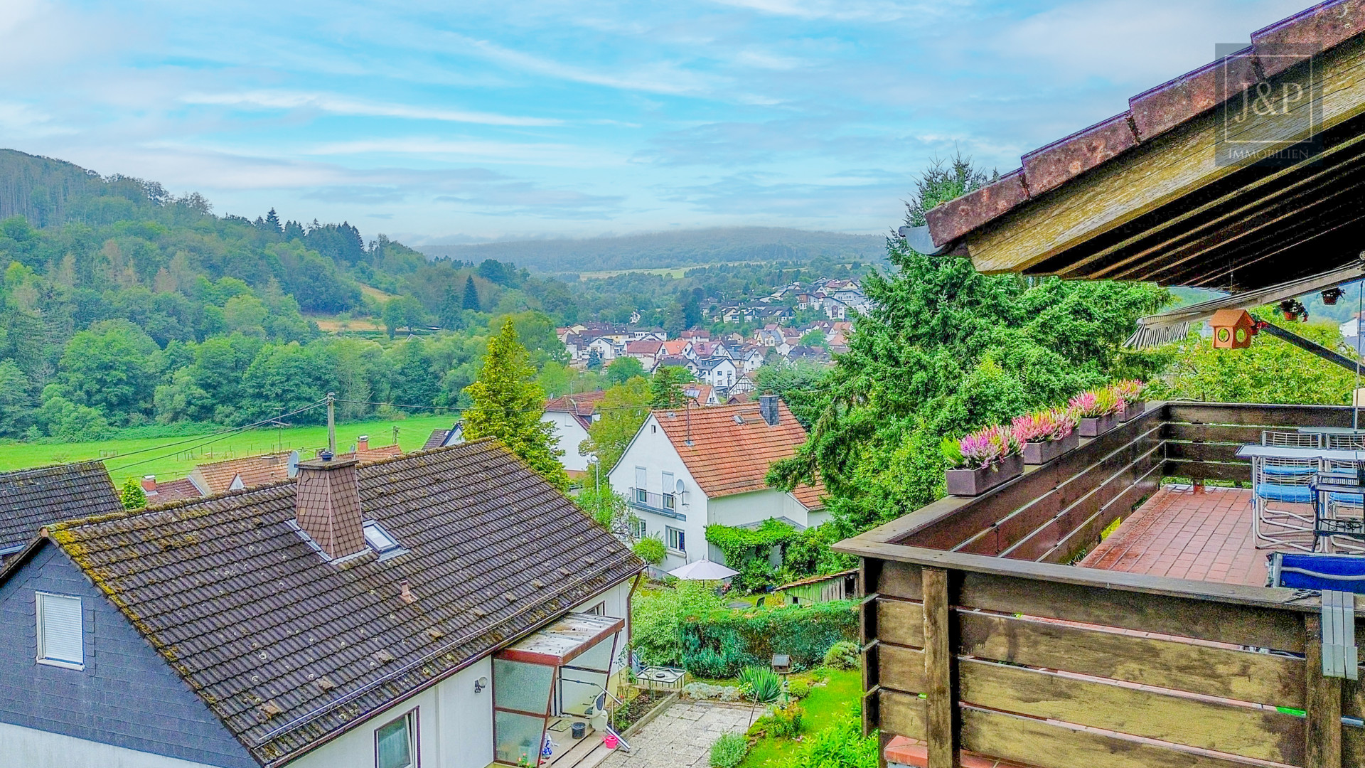 Idyllisches Split-Level Einfamilienhaus mit viel Platz und direkter Waldnähe. - Außenansicht