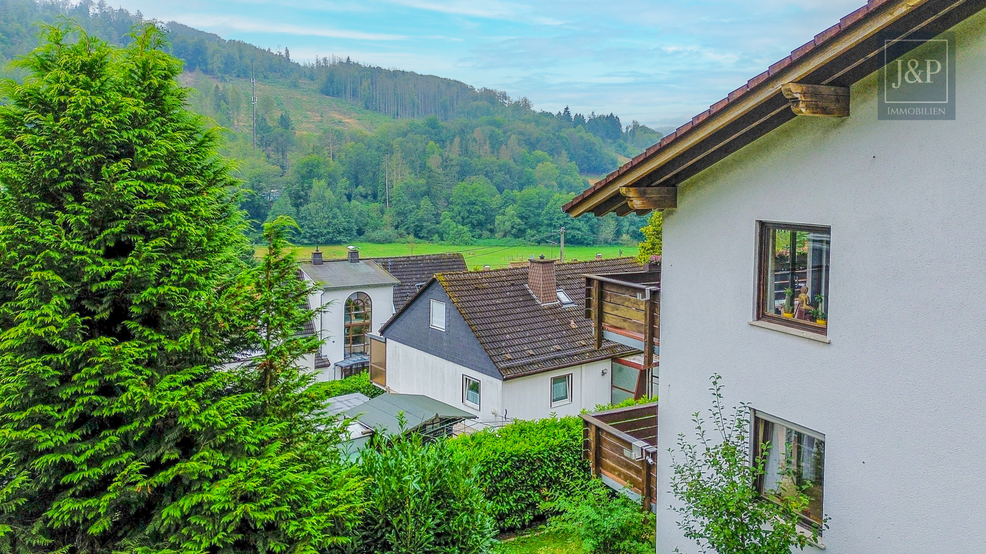 Idyllisches Split-Level Einfamilienhaus mit viel Platz und direkter Waldnähe. - Außenansicht