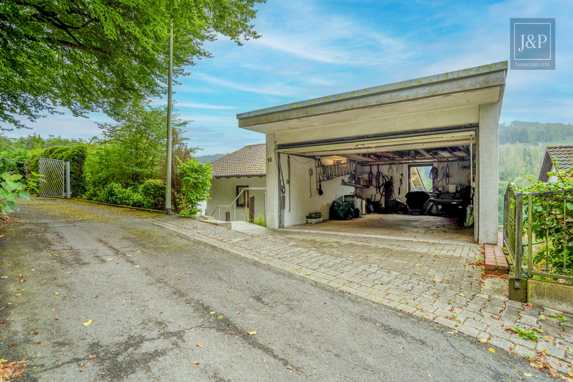 Idyllisches Split-Level Einfamilienhaus mit viel Platz und direkter Waldnähe. - Garage