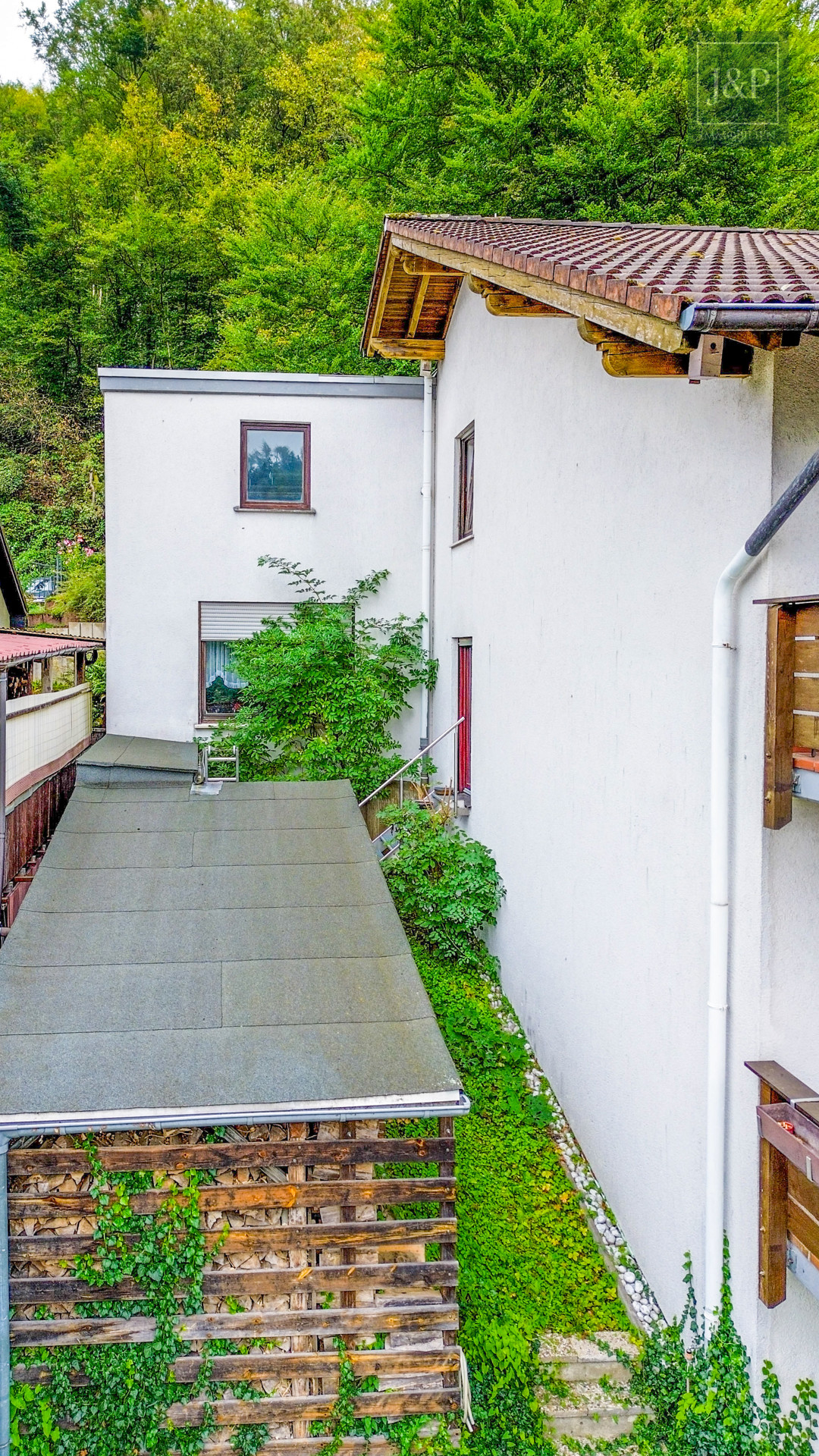 Idyllisches Split-Level Einfamilienhaus mit viel Platz und direkter Waldnähe. - Außenansicht