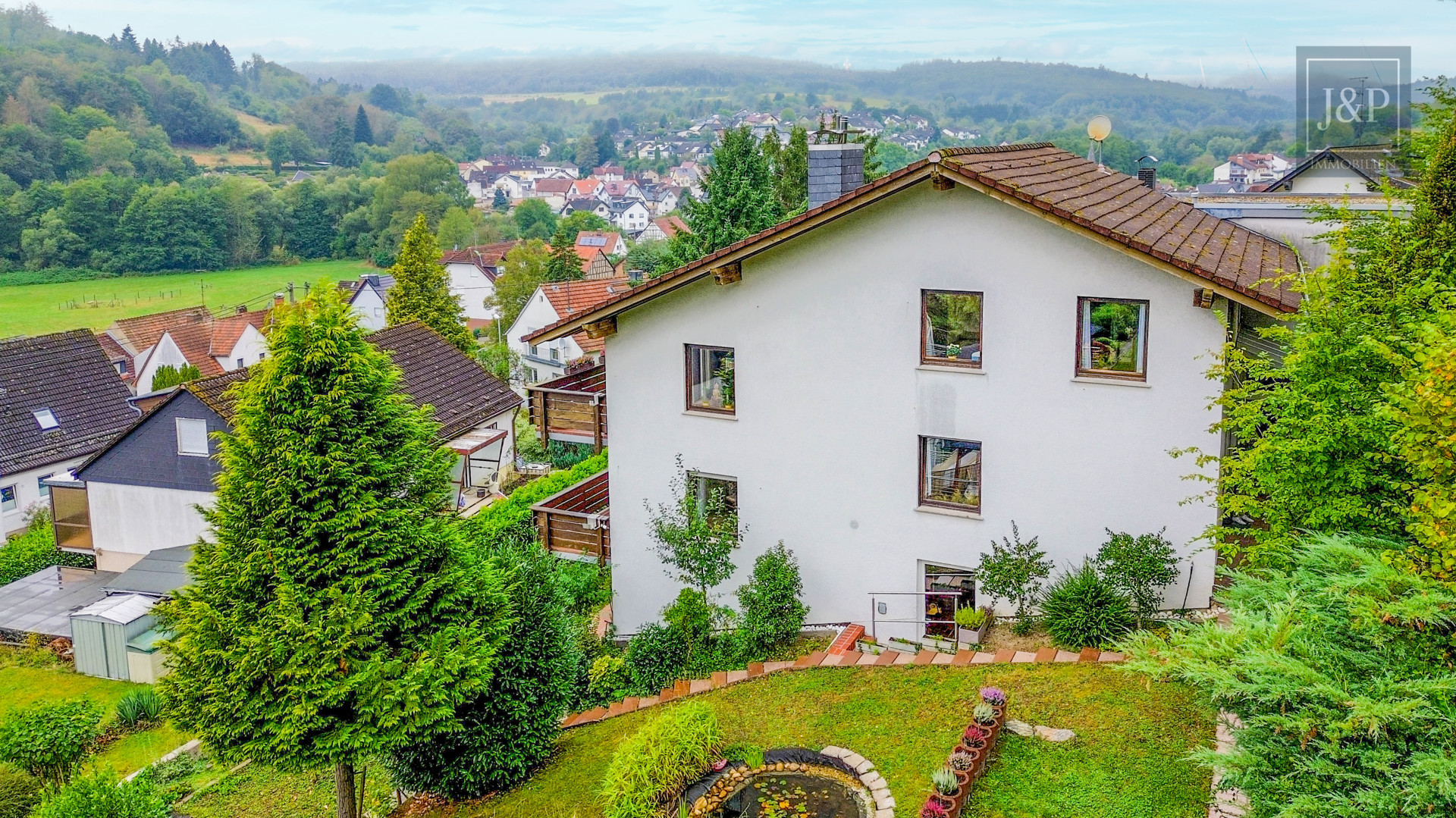 Idyllisches Split-Level Einfamilienhaus mit viel Platz und direkter Waldnähe. - Außenansicht