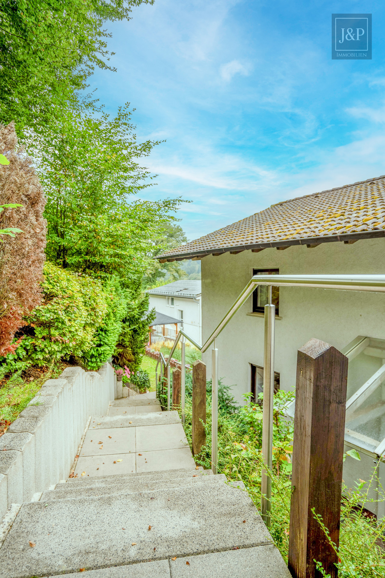 Idyllisches Split-Level Einfamilienhaus mit viel Platz und direkter Waldnähe. - Außenansicht