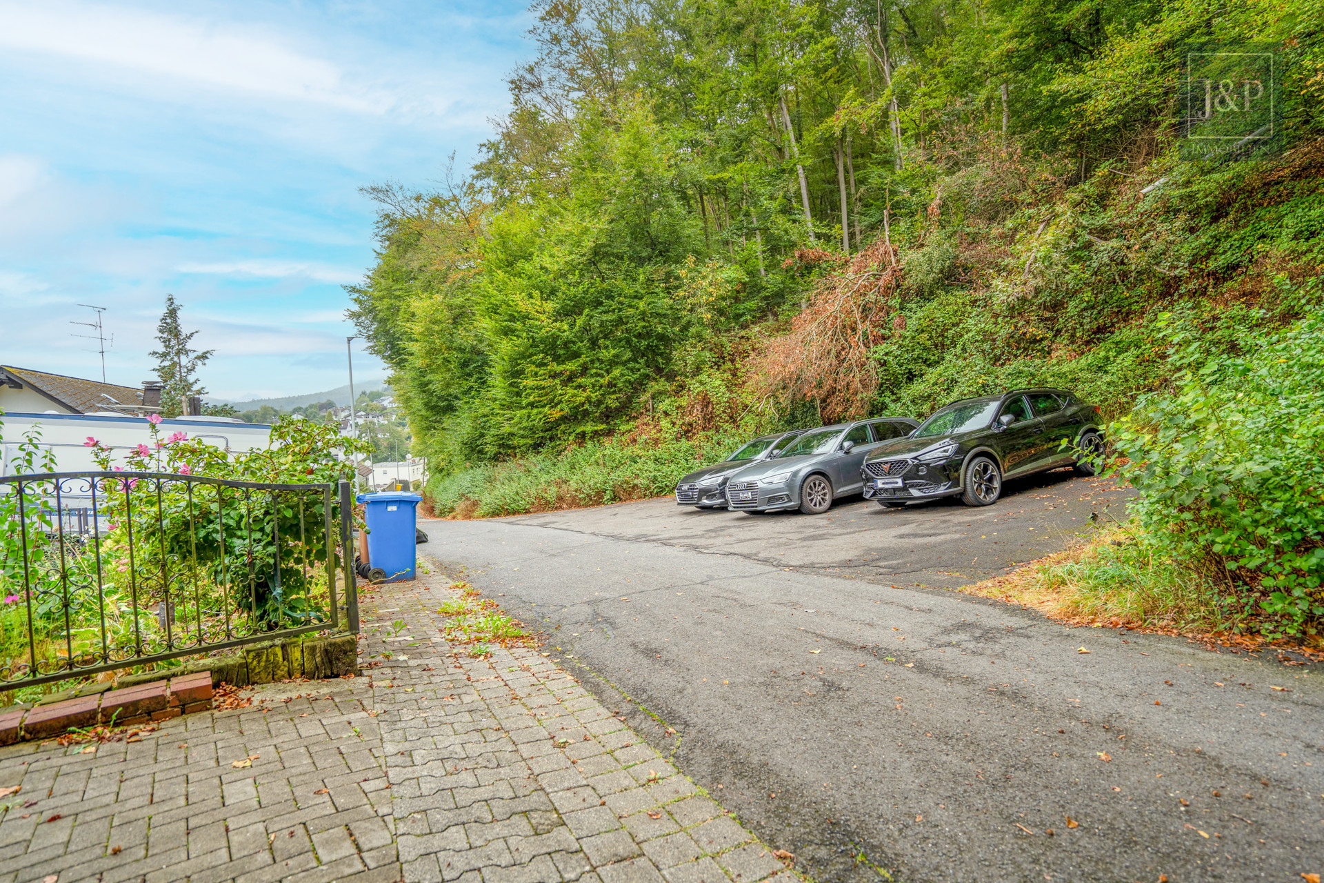 Idyllisches Split-Level Einfamilienhaus mit viel Platz und direkter Waldnähe. - Außenansicht