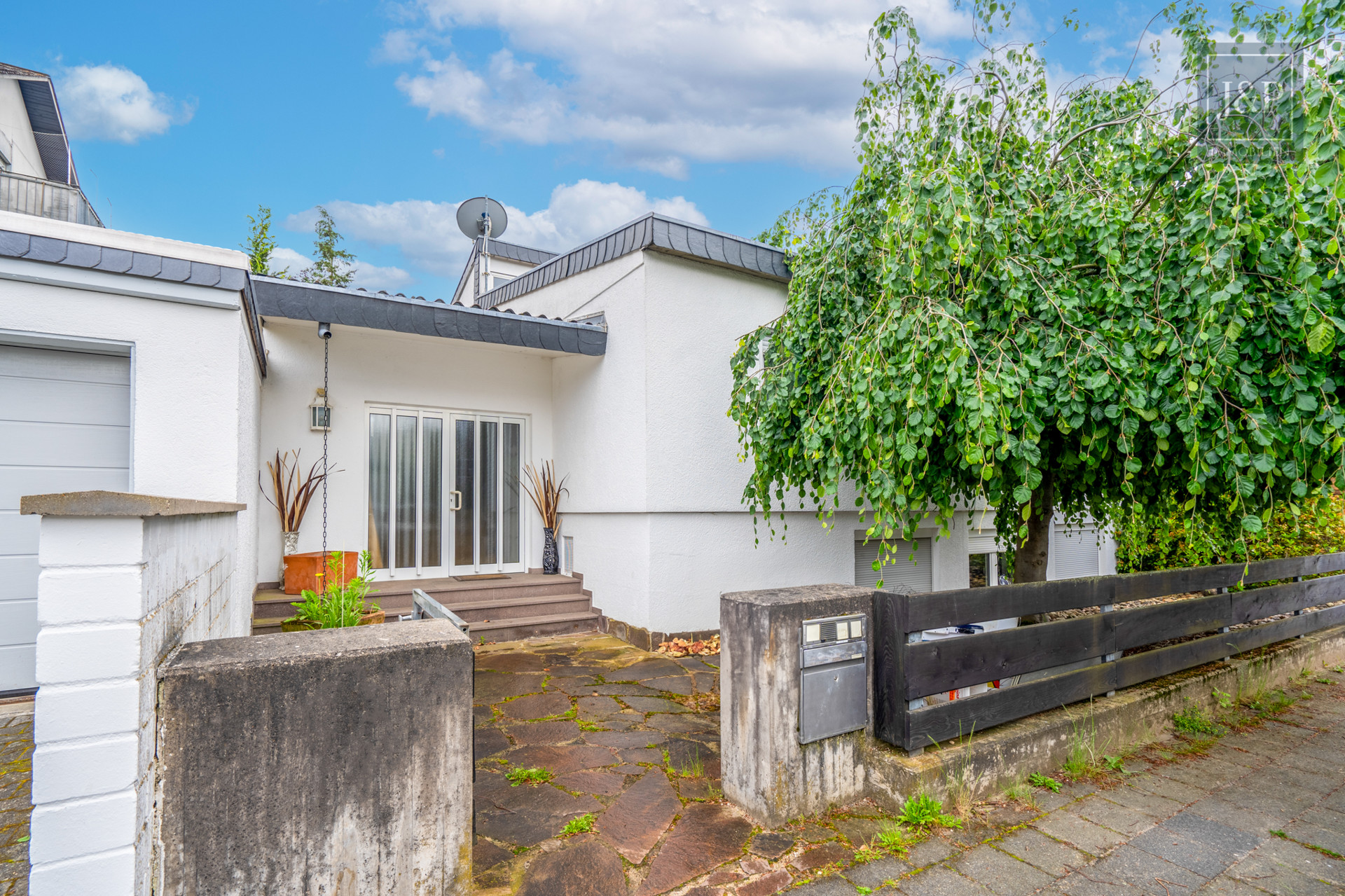 Sanierter Bungalow mit Ausbaupotenzial für zwei Einliegerwohnungen! - Außenansicht