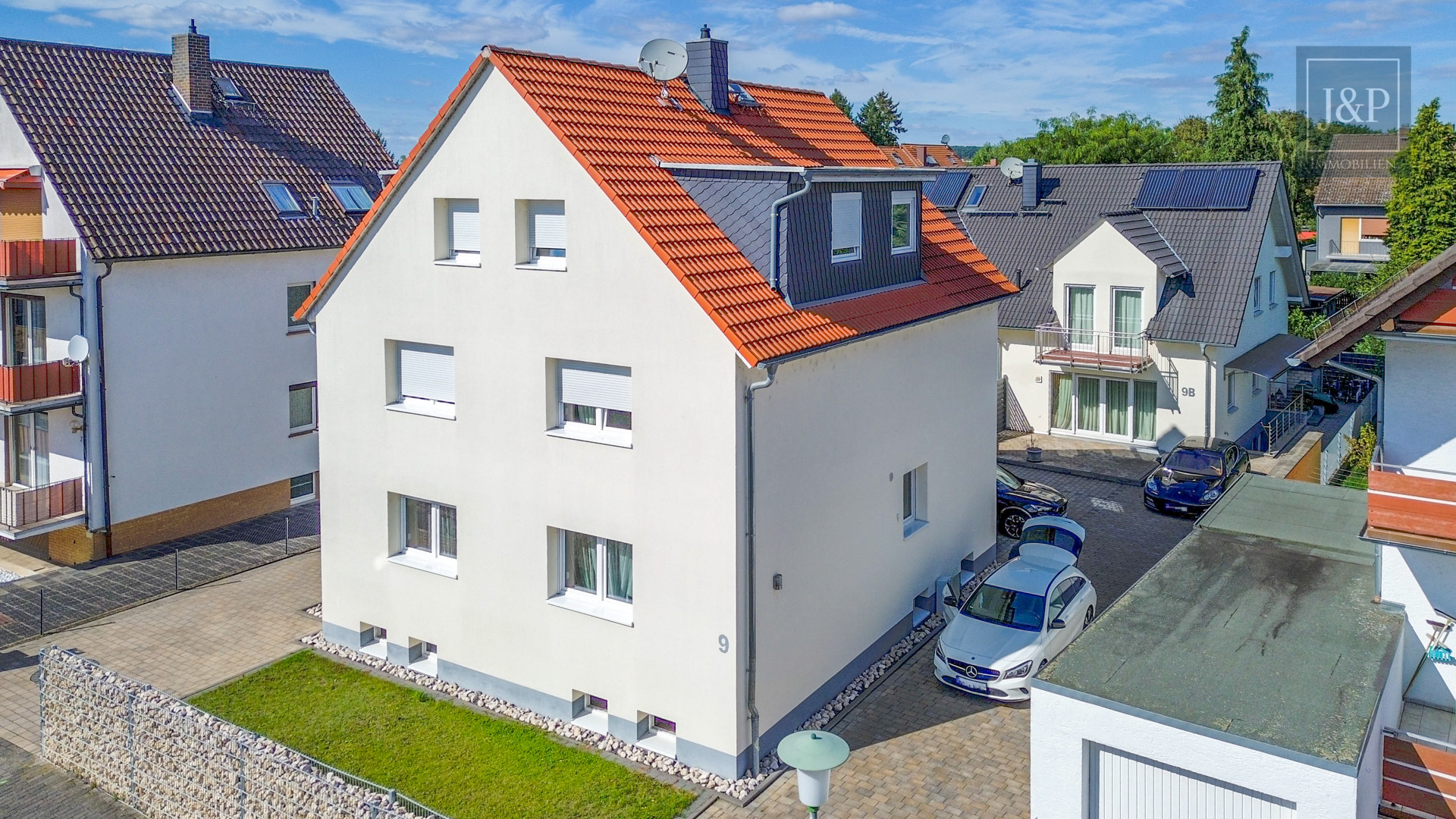 Top-Saniertes Zweifamilienhaus mit 125 qm Maisonettewohnung im Herzen von Maintal - Außenansicht