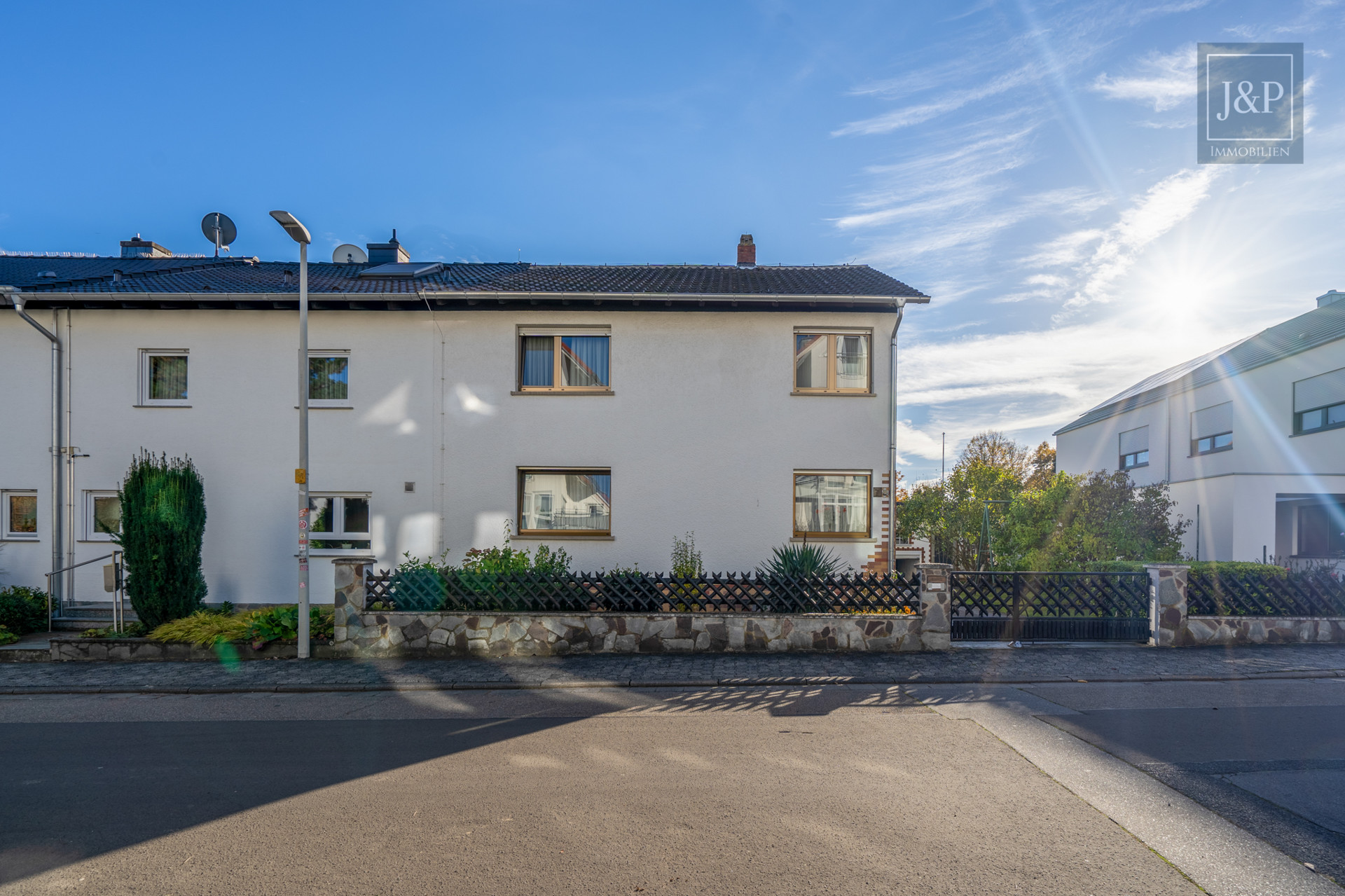 Südausrichtung, großer Garten und viel Platz: Sanierungsbedürftiges Einfamilienhaus in ruhiger Lage! - Außenansicht