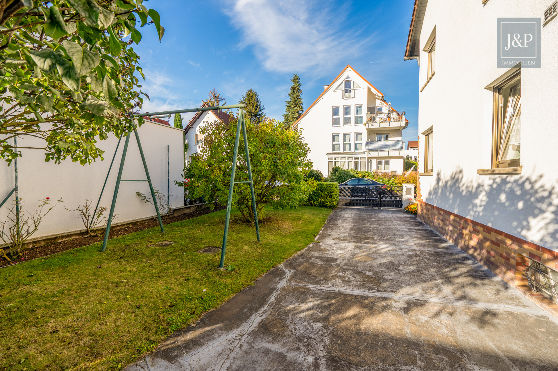 Südausrichtung, großer Garten und viel Platz: Sanierungsbedürftiges Einfamilienhaus in ruhiger Lage! - Einfahrt