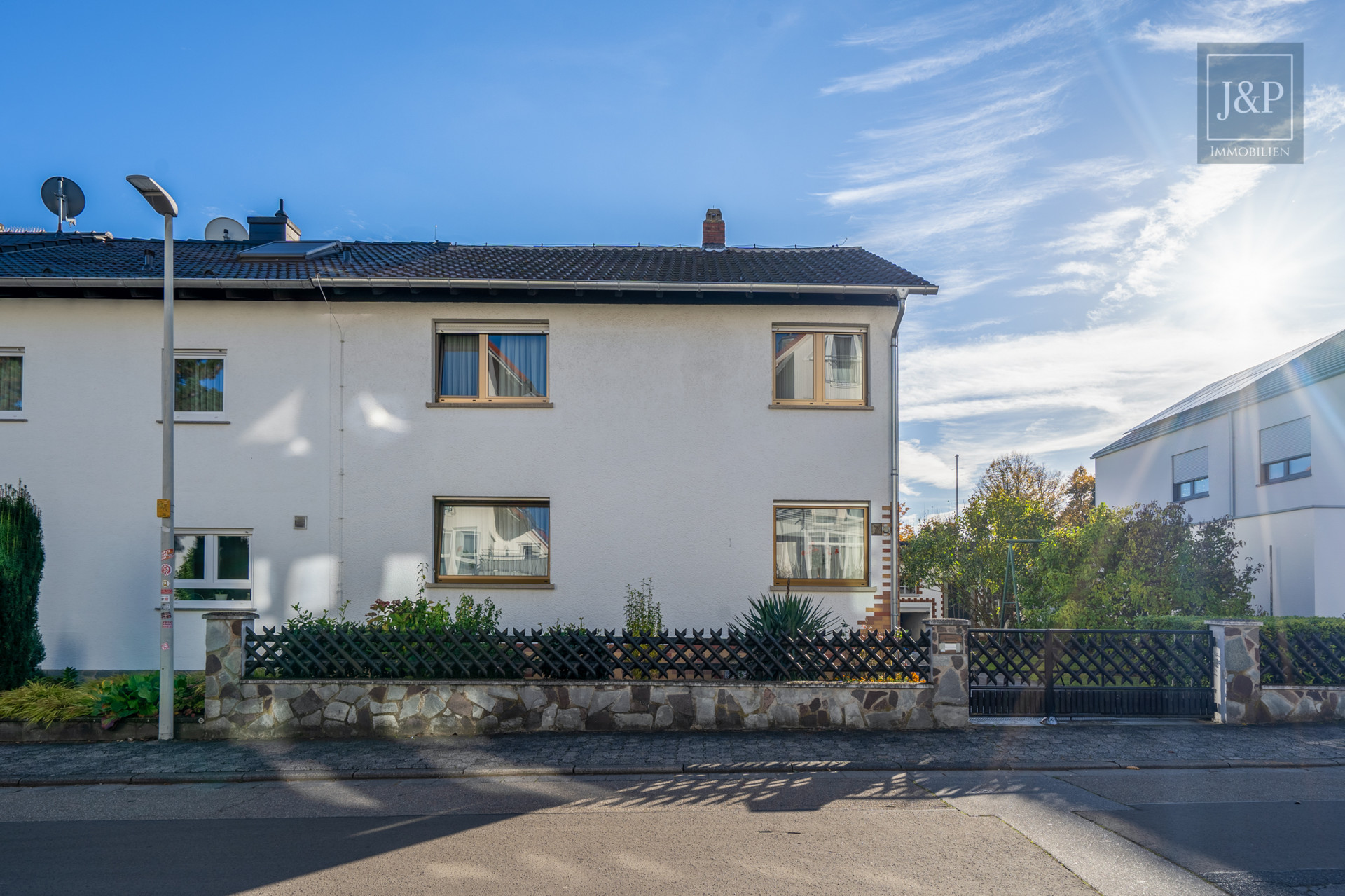 Südausrichtung, großer Garten und viel Platz: Sanierungsbedürftiges Einfamilienhaus in ruhiger Lage! - Außenansicht