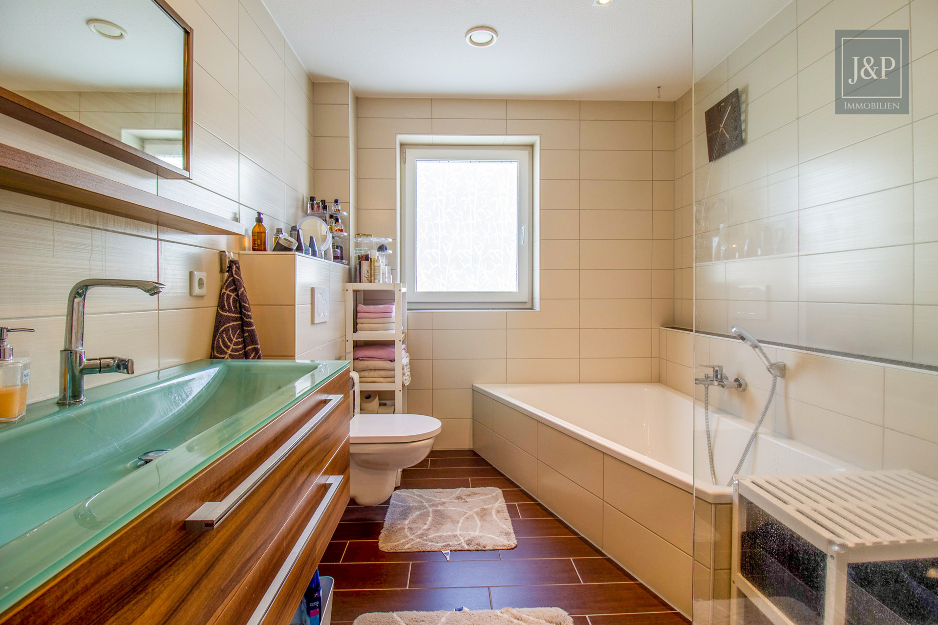 Erbbau in Top-Lage: Großzügige 4-Zimmer-Wohnung mit hochwertiger Ausstattung! - Badezimmer