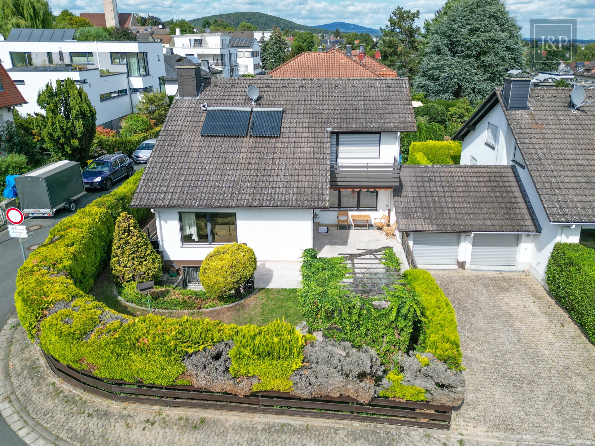 Wohlfühl-Oase in Hofheim: Großzügiges Familienhaus mit Einliegerwohnung, Sonnendeck und idyllischem Garten - Außenansicht 2