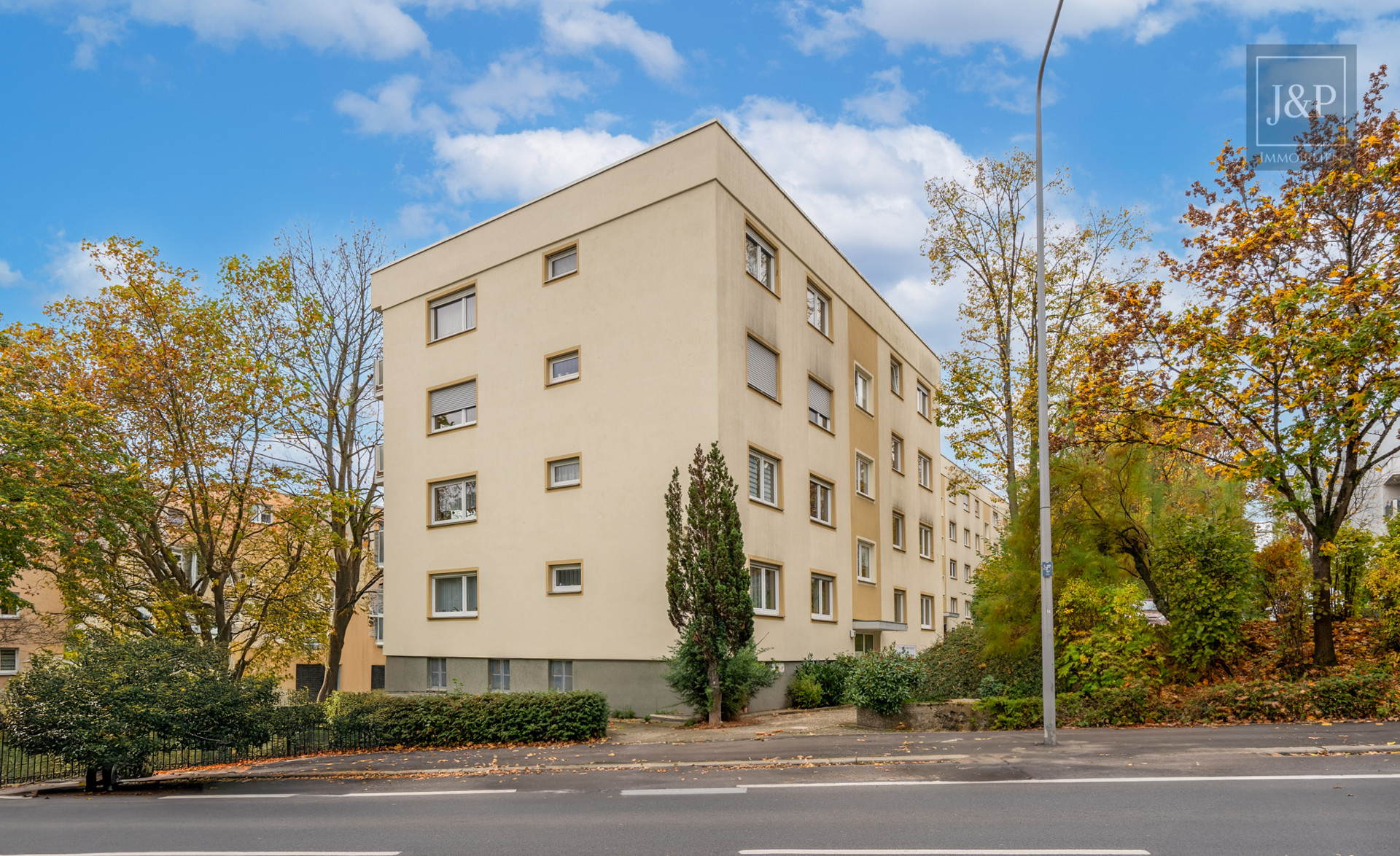 Stellplatz, Südbalkon und gelungene Raumaufteilung: Vermietete 3-Zimmer-Wohnung in Klarenthal! - Außenansicht