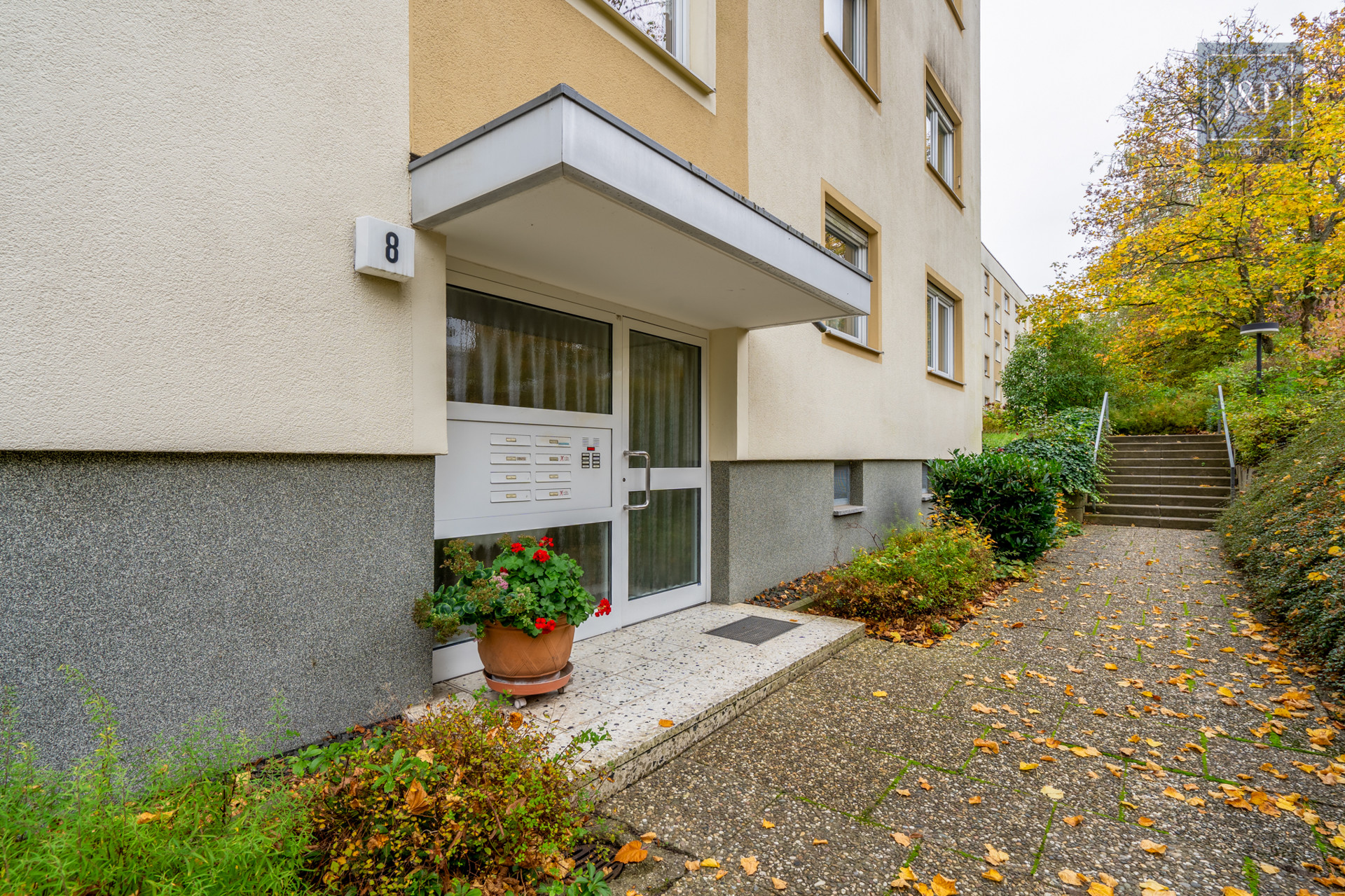 Stellplatz, Südbalkon und gelungene Raumaufteilung: Vermietete 3-Zimmer-Wohnung in Klarenthal! - Hauseingang