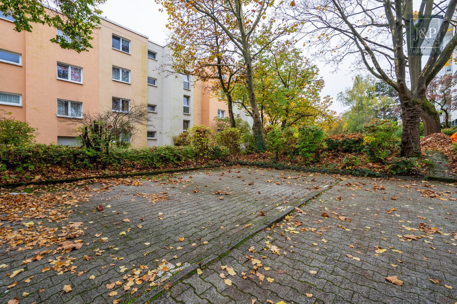 Stellplatz, Südbalkon und gelungene Raumaufteilung: Vermietete 3-Zimmer-Wohnung in Klarenthal! - Parkplatz