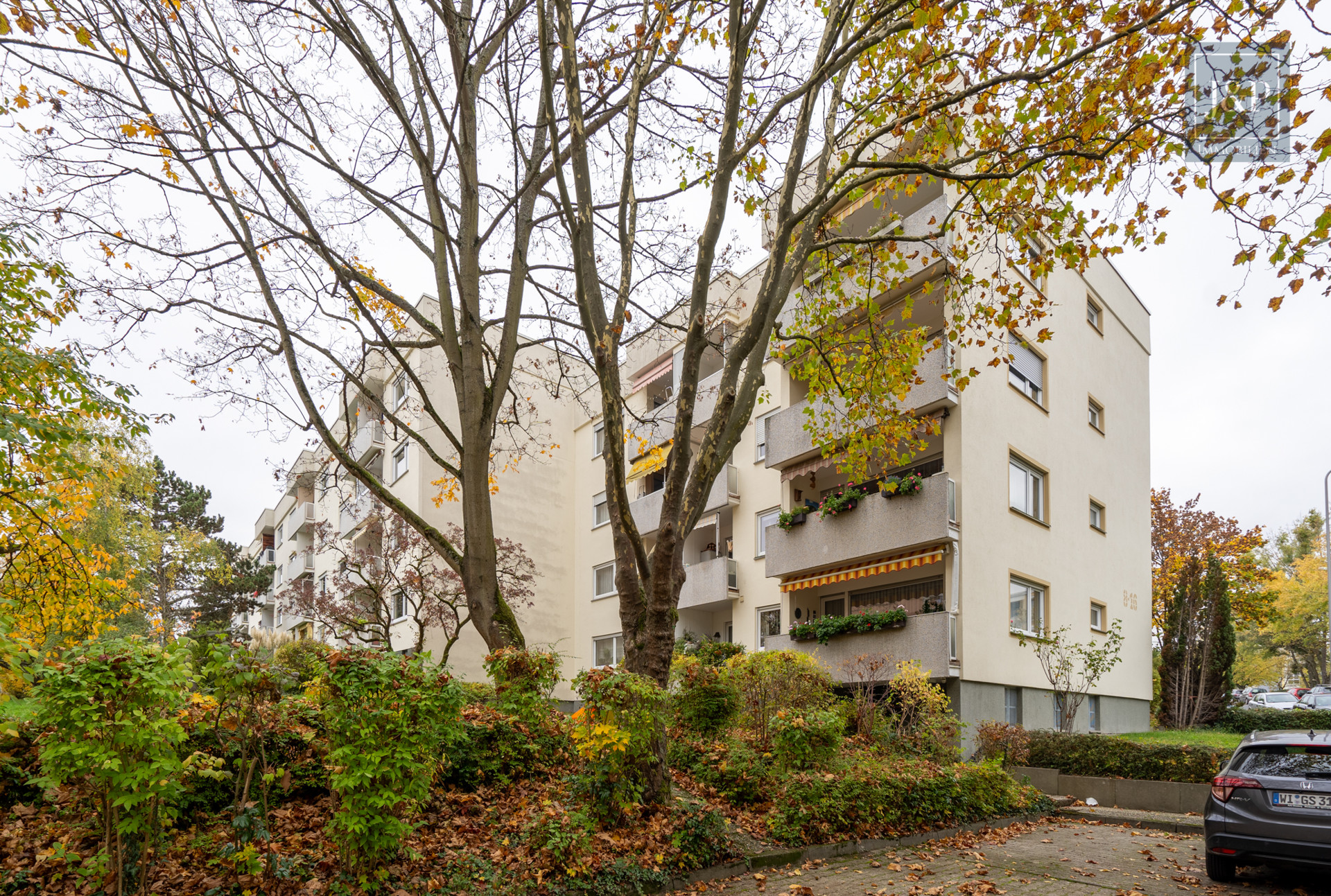 Stellplatz, Südbalkon und gelungene Raumaufteilung: Vermietete 3-Zimmer-Wohnung in Klarenthal! - Außenansicht