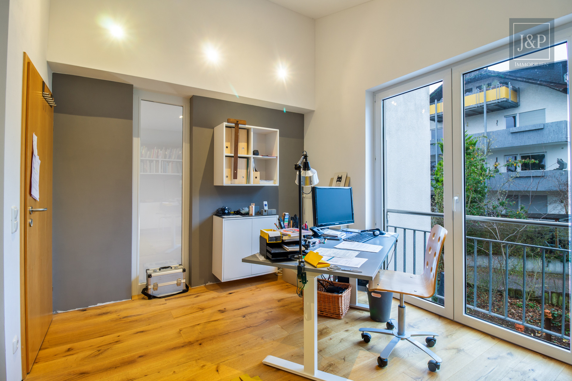 Vollsaniertes Architektenhaus mit Einliegerbereich und Weitblick direkt am Feldrand - Büro I