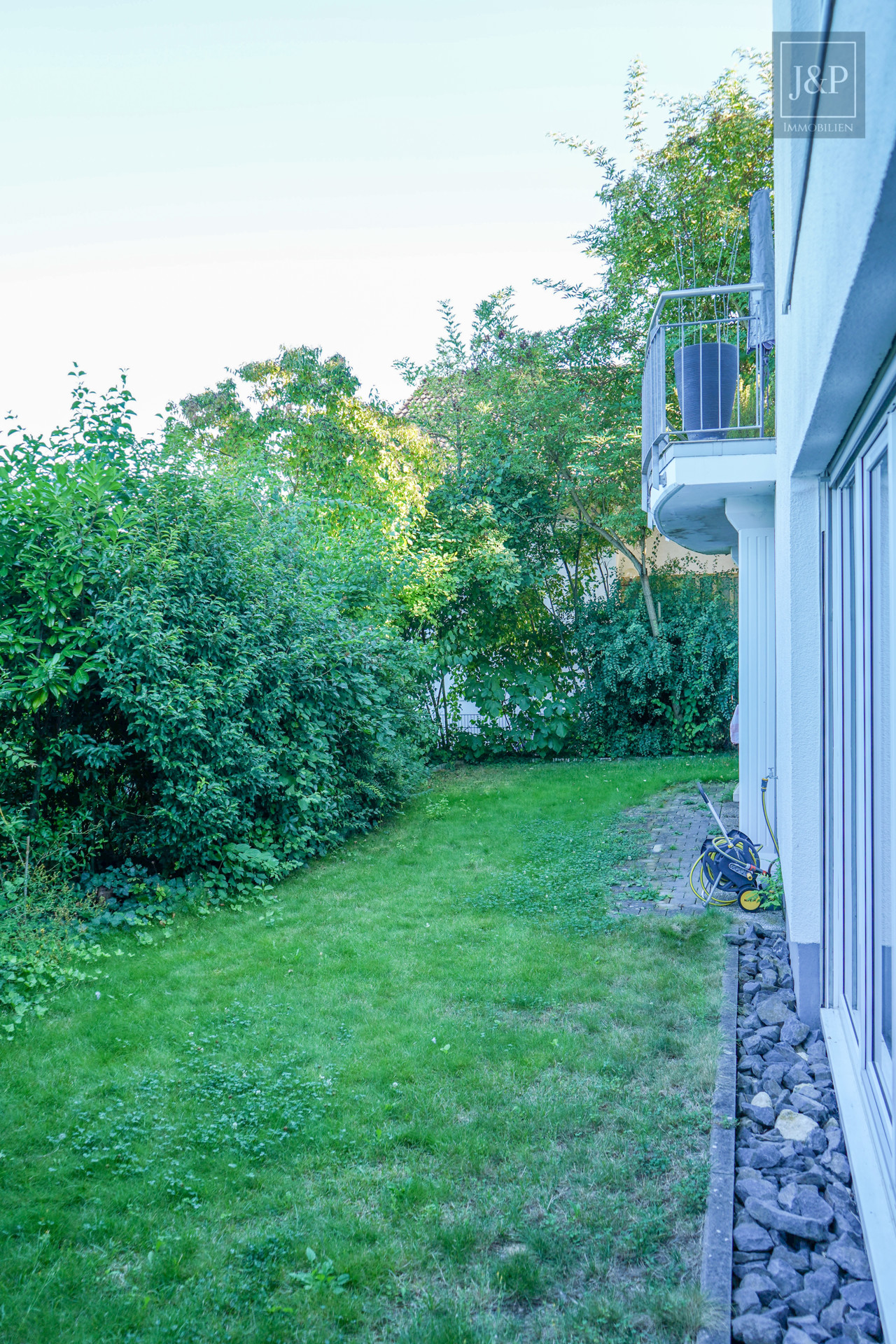 Vollsaniertes Architektenhaus mit Einliegerbereich und Weitblick direkt am Feldrand - Grundstück