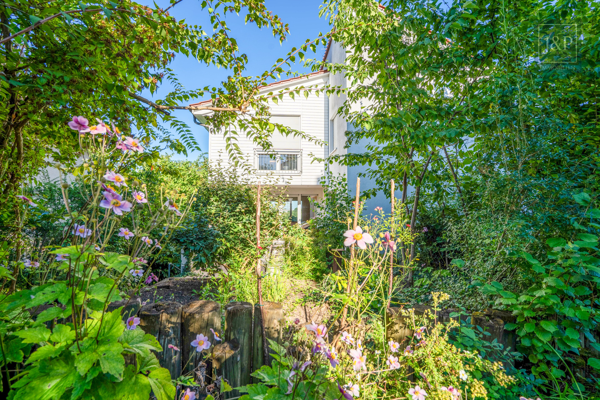 Vollsaniertes Architektenhaus mit Einliegerbereich und Weitblick direkt am Feldrand - Vorderansicht