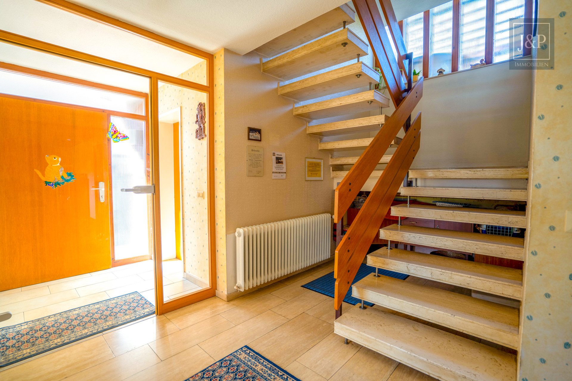 Idyllisches Einfamilienhaus in begehrter Lage mit großem Garten und unverbaubarem Naturblick - EG Flur und Treppenhaus