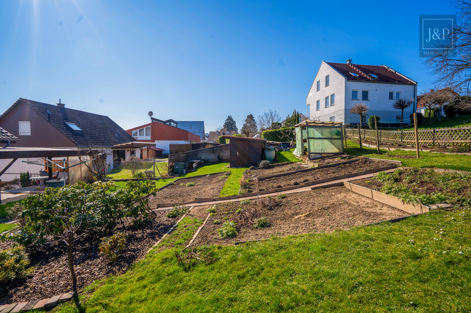 Idyllisches Einfamilienhaus in begehrter Lage mit großem Garten und unverbaubarem Naturblick - Garten 1