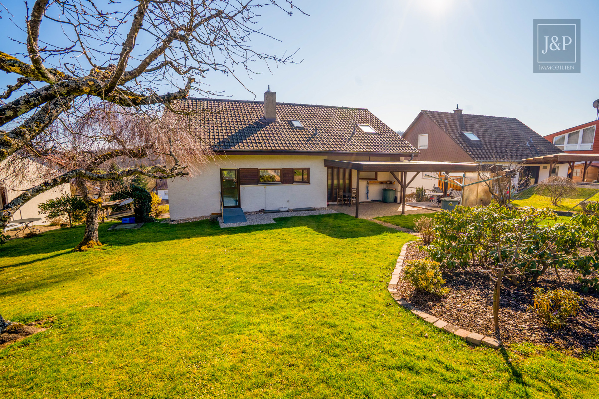 Idyllisches Einfamilienhaus in begehrter Lage mit großem Garten und unverbaubarem Naturblick - Außenansicht 8